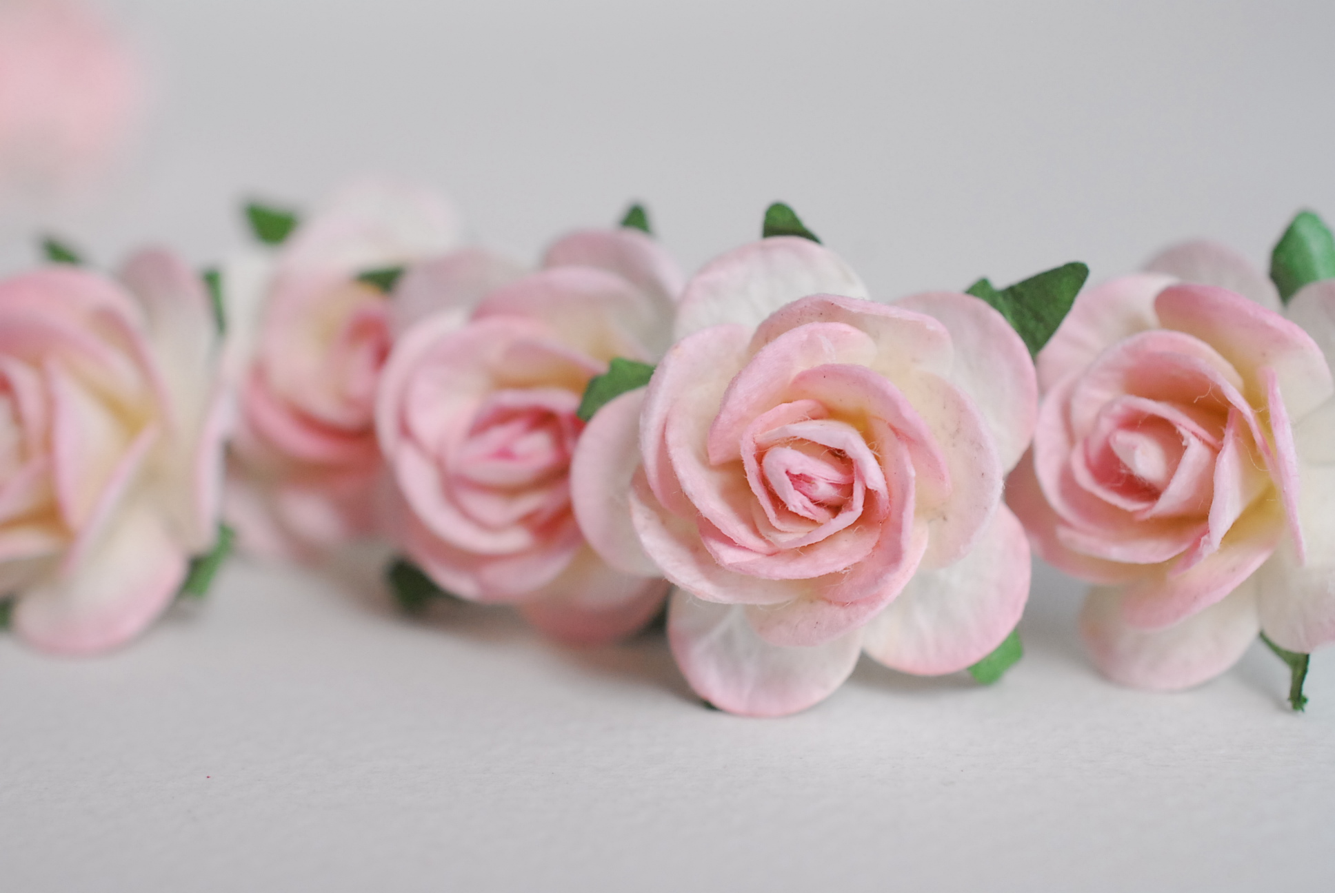 ดอกไม้กระดาษสา ดอกไม้กุหลาบกระดาษ ราคาส่ง, ดอกกุหลาบจิ๋ว ดอกกุหลาบกระดาษสา ดอกไม้ประดิษฐ์ สำหรับตกแต่งของชำร่วย หรืองานแต่งงาน สีชมพูอ่อน (light pink brush) ปัดขาวครีมขนาด 2.5 cm. จำนวน 50 ดอก สี524