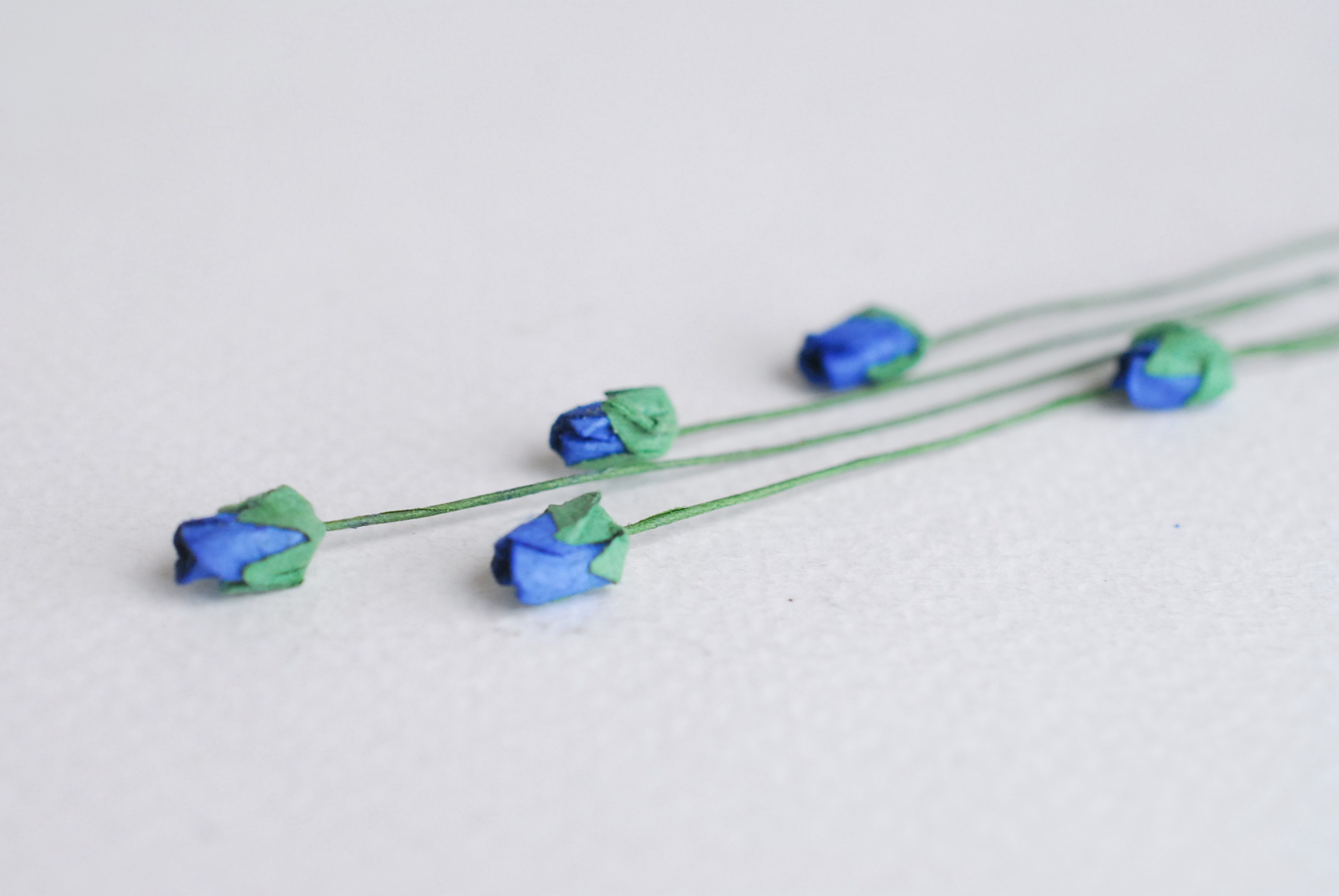 ดอกไม้กระดาษสา ดอกไม้กระดาษสา งานประดิษฐ์ ดอกไม้ทำข้อมือเพื่อนเจ้าสาว แต่งงาน, ดอกกุหลาบตูม 100 ดอก สีน้ำเงินน้ำทะเล color ขนาด 0.5x0.8 cm. paper flowers, budding roses flower 0.5x0.8 cm. 100 pieces. blue oceancolor.