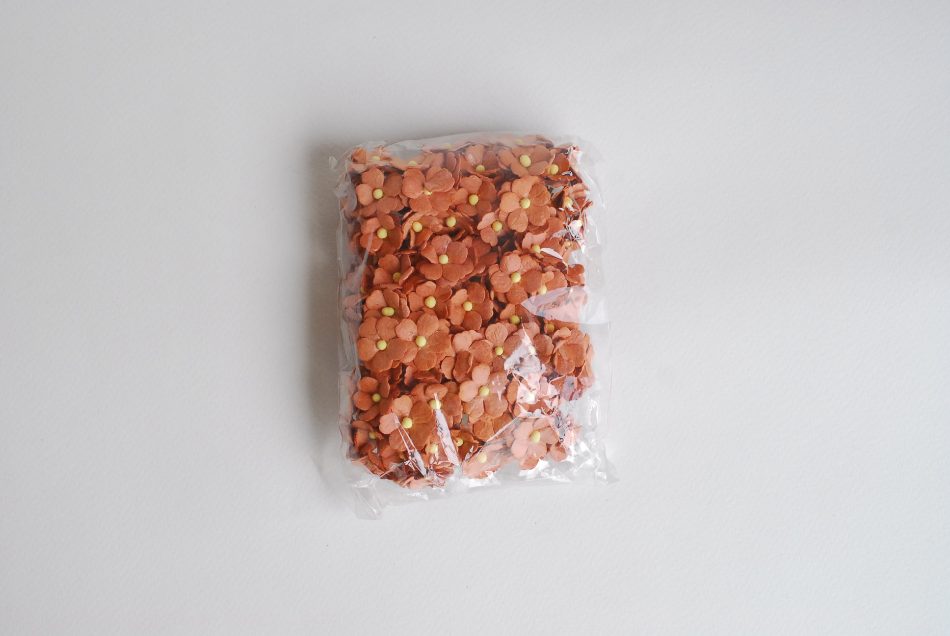 ดอกไม้กระดาษสา ราคาส่ง, ดอกไฮเดรนเยียกระดาษสา ดอกไม้ประดิษฐ์ ตกแต่งงานแต่งงาน ประดิษฐ์ข้อมือเพื่อนเจ้าสาว ขนา่ด 1.5 cm., สำหรับของชำร่วย, งานแต่งงาน, ดอกไม้ทำข้อมือเจ้าสาว สีน้ำตาล จำนวน 100 ดอก Paper flower,100 Pieces mulberry hydenyia brown color