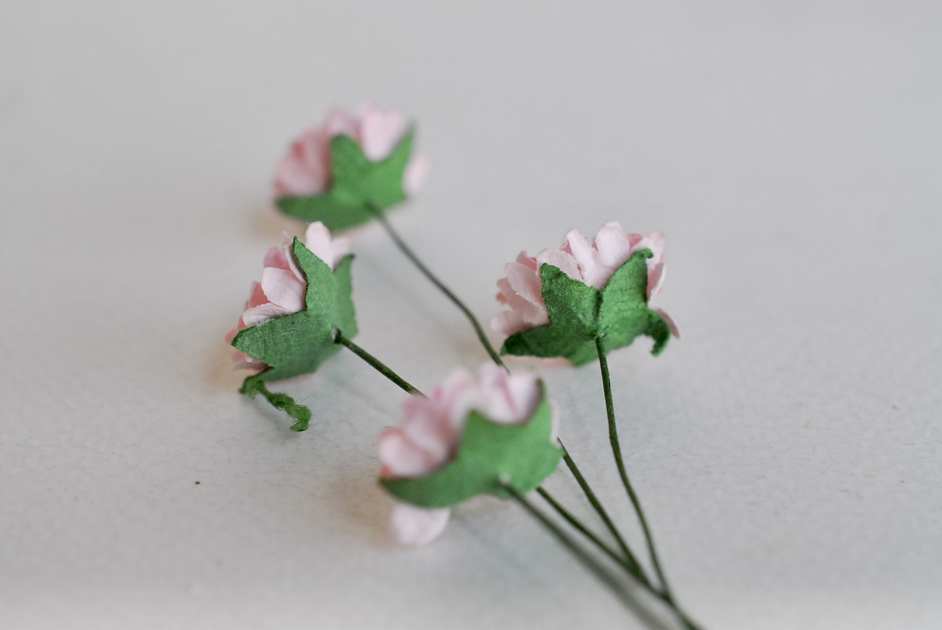 ดอกไม้ประดิษฐ์, ดอกไม้กระดาษสา, ดอก gypsophila, ดอกยิปโซ งานประดิษฐ์ตกแต่งของชำร่วย, ดอกไม้ทำพานพุ่ม,พานพวงมาลัย, พานรับไหว้, ขนาด 1.5 cm. สีชมพู