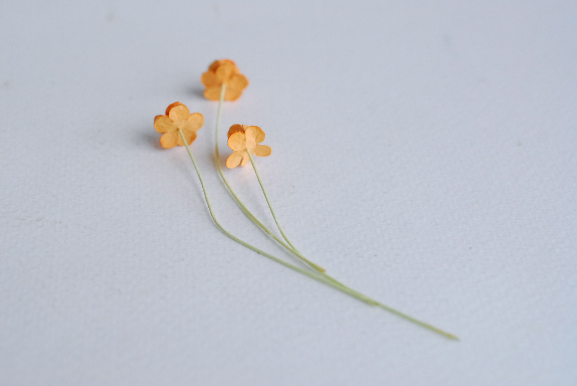 ดอกไม้กระดาษสา ดอกไม้กระดาษสาราคาส่ง ดอกไม้กระดาษสำหรับตกแต่ง งานแต่งงาน หรือติดของชำร่วย ดอก creeping lady 100 ดอก ขนาด 0.8 cm. สีส้ม Small Paper Flower with stem, 100 pcs., size 0.8 cm., creeping flowers 2 layers, orange color.