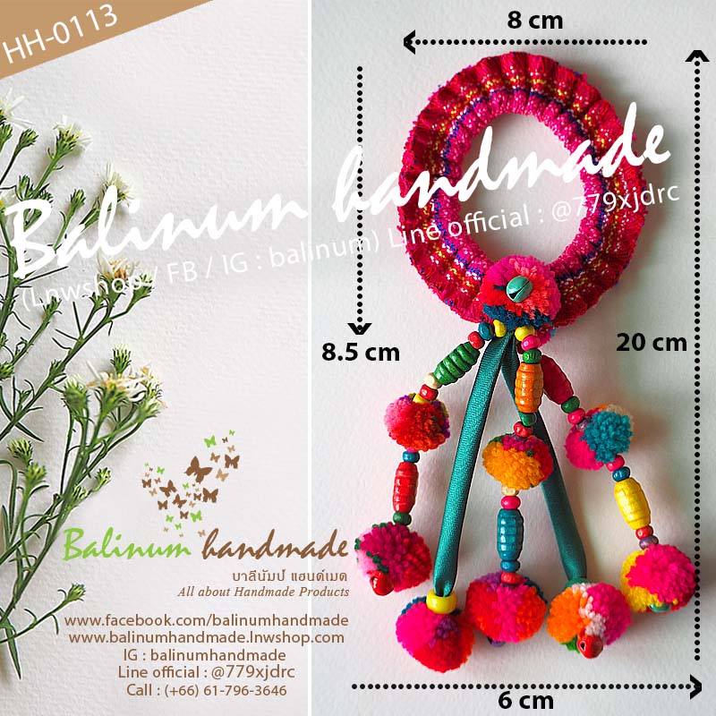 (1 ชิ้น) ยางรัดผมชาวเขามาลัยอุบะระย้าปอมปอม DIY แฮนด์เมด ประดับด้วยผ้า ไหมพรมปอมปอม ลูกปัดไม้ และกระพรวนหลากสี สไตล์โบฮีเมียนชาวเขาชาวดอย ผู้ใหญ่หรือเด็กก็ใช้ได้ สามารถใช้มัดผม รวบผม หรือเกล้าผมก็ได้ ดูเก๋ น่ารัก และมีสไตล์มากค่ะ หลายสี (Multi-color)