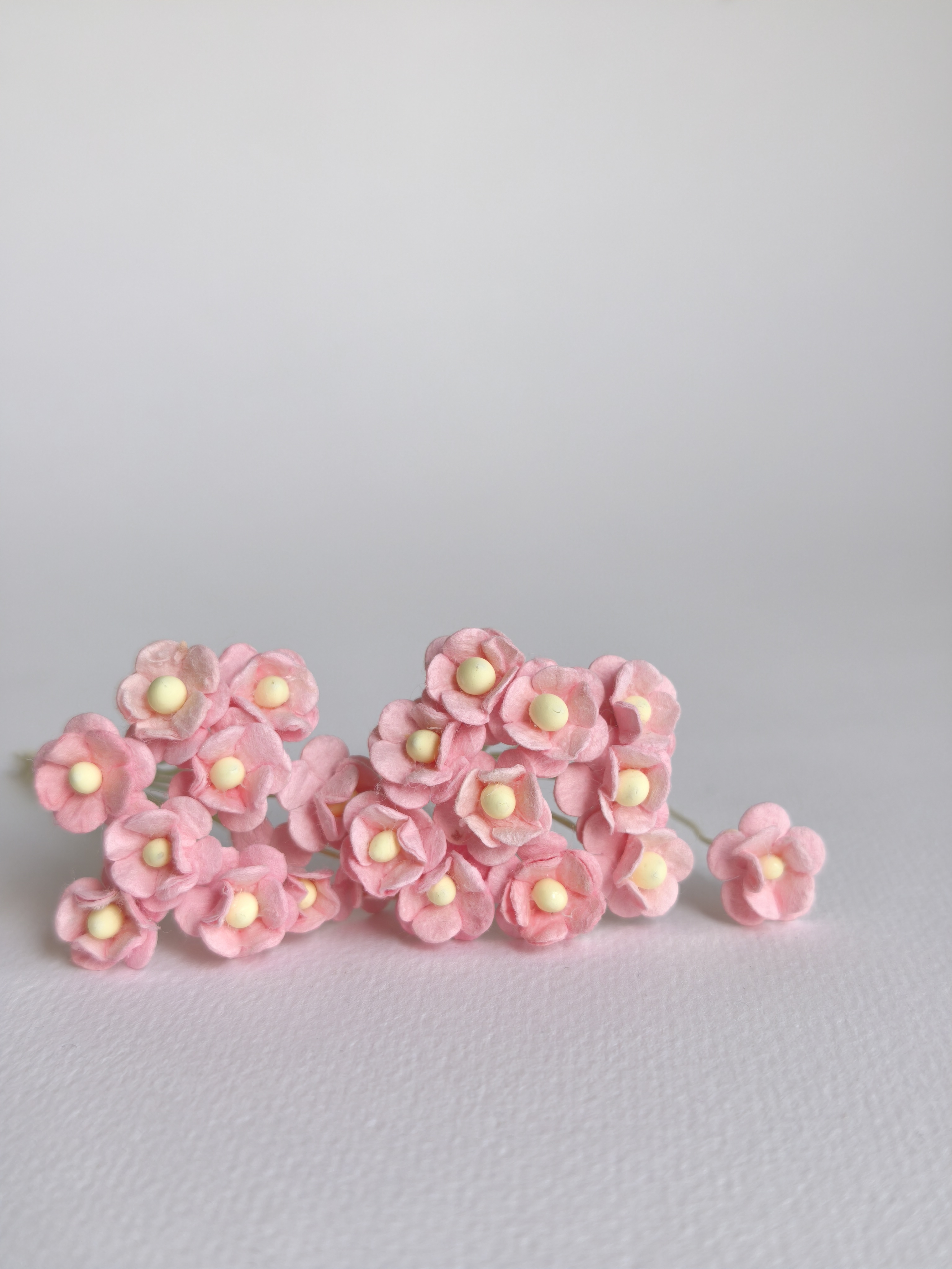 ดอกไม้กระดาษสา ดอกไม้กระดาษสาราคาส่ง ดอกไม้กระดาษสำหรับตกแต่ง งานแต่งงาน หรือติดของชำร่วย ดอก creeping lady 100 ดอก ขนาด 0.8 cm. สีชมพูพีช Small Paper Flower with stem, 100 pcs., size 0.8 cm., creeping flowers 2 layers, pink peach color