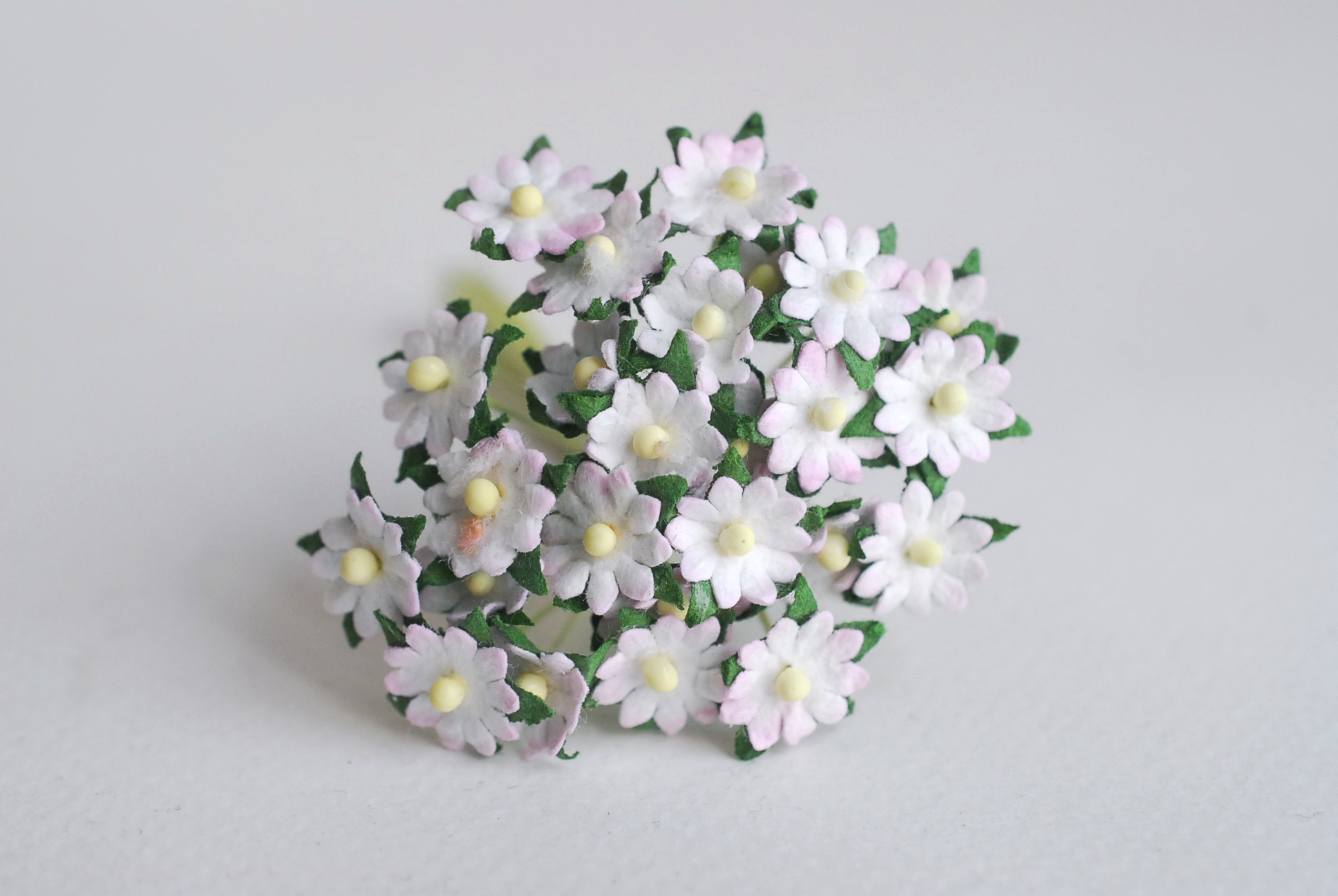 ดอกไม้กระดาษสา ดอกไม้กระดาษสาราคาส่ง ดอกไม้กระดาษสำหรับตกแต่ง งานแต่งงาน หรือติดของชำร่วย ดอกเดซี่ 100 ดอก ขนาด 0.8 cm. สีชมพูอ่อนปัด Small Paper Flower with stem, 100 pcs., size 0.8 cm., daisy flowers 2 layers, soft pink brush color.