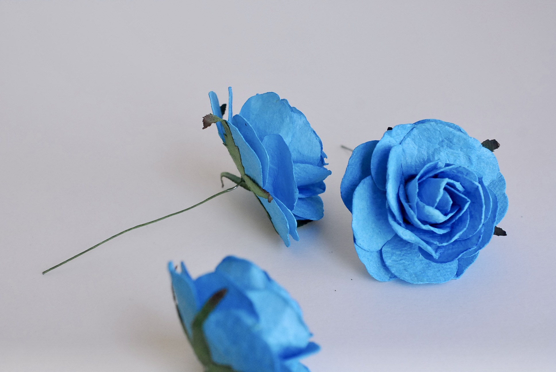 ดอกไม้กระดาษสา ขนาด 6.5 cm., สำหรับของชำร่วย, งานแต่งงาน, สีฟ้า Paper flower, handmade flowers supplies, wedding decoration:10 Pieces mulberry rose, 6.5 cm. azure color.