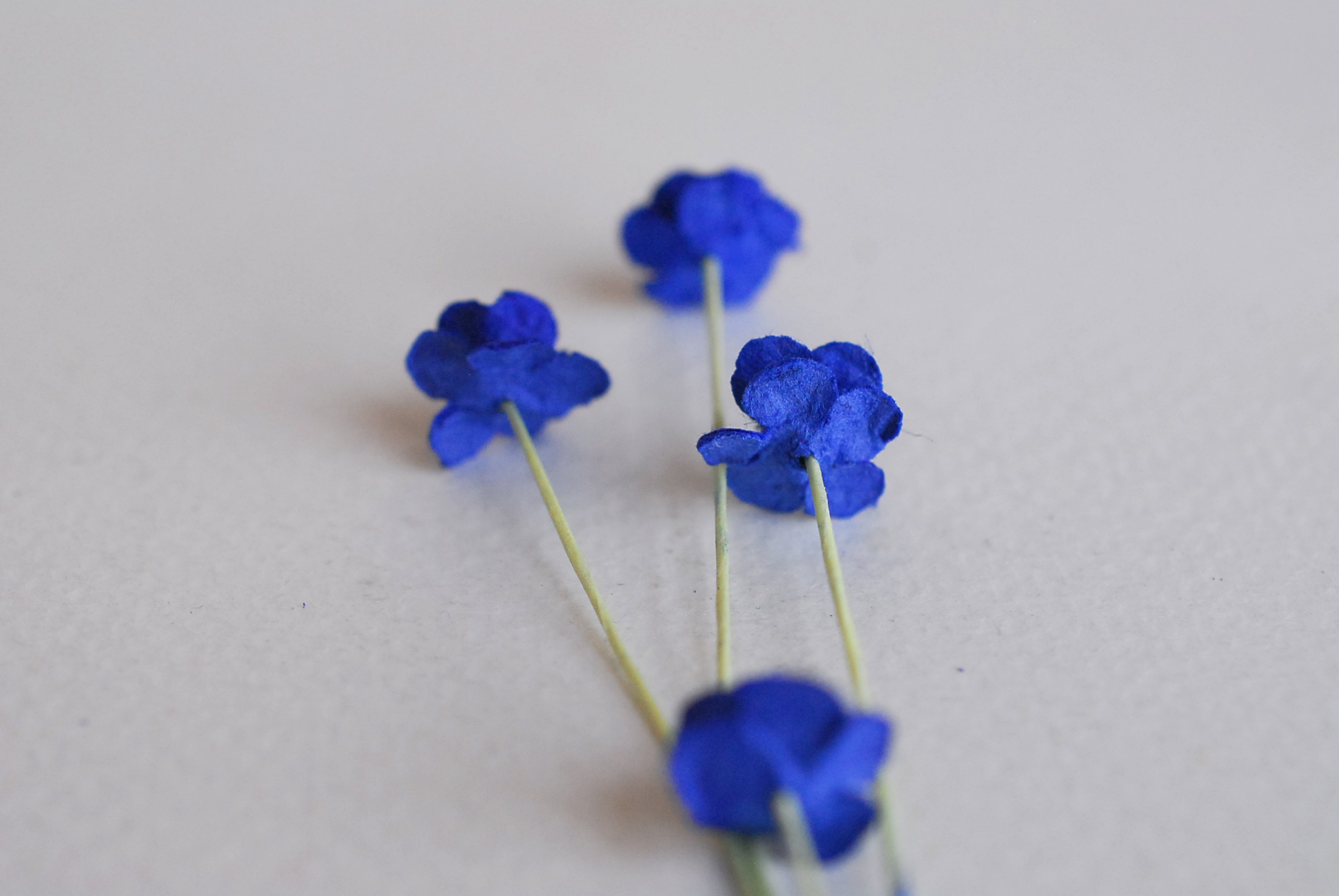 ดอกไม้กระดาษสา ดอกไม้กระดาษสาราคาส่ง ดอกไม้กระดาษสำหรับตกแต่ง งานแต่งงาน หรือติดของชำร่วย ดอก creeping lady 100 ดอก ขนาด 0.8 cm. สีน้ำเงินน้ำทะเล Small Paper Flower with stem, 100 pcs., size 0.8 cm., creeping flowers 2 layers, ocean blue color