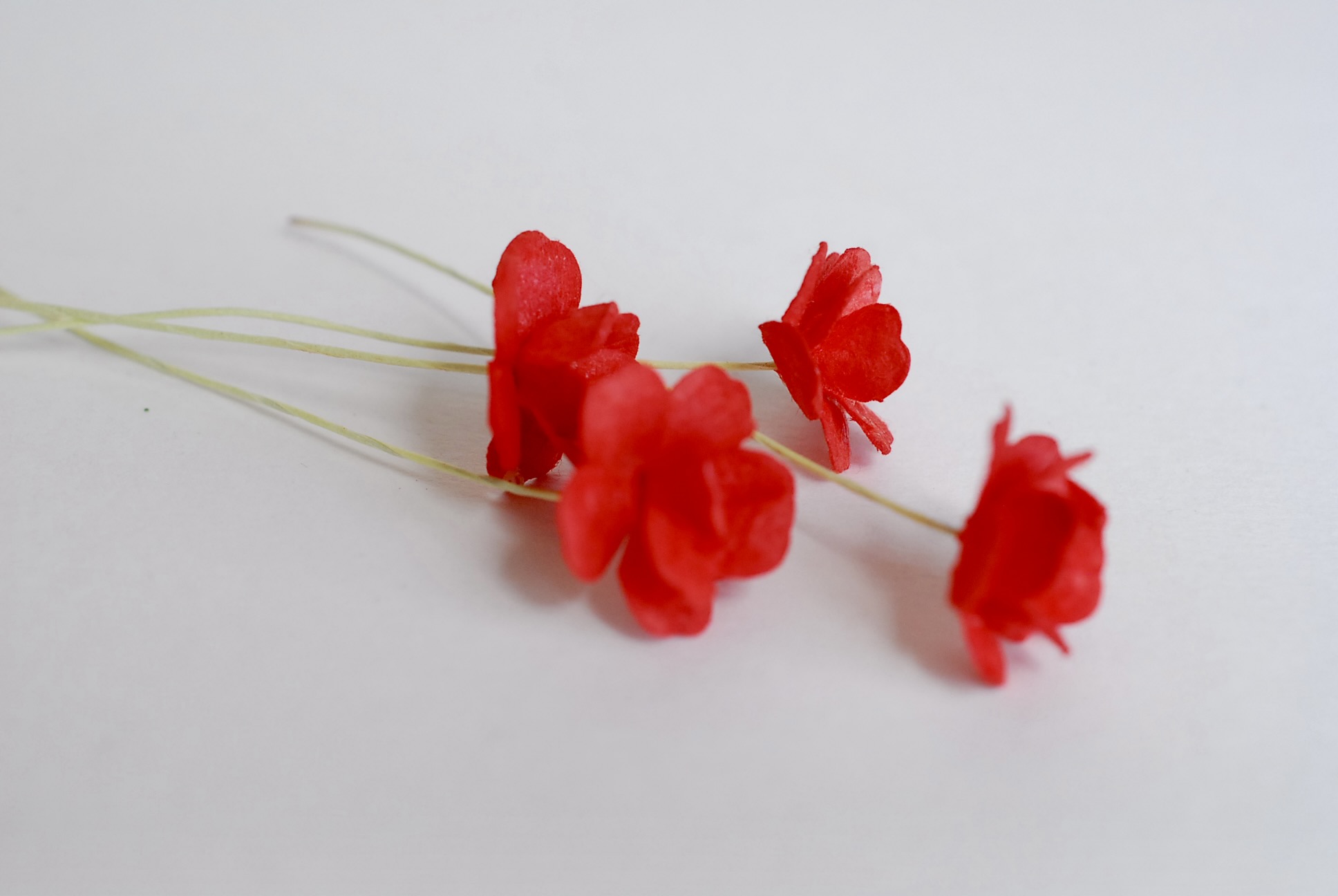 ดอกไม้กระดาษสา ราคาส่ง, ดอกไฮเดรนเยียกระดาษสา ดอกไม้ประดิษฐ์ ตกแต่งงานแต่งงาน ประดิษฐ์ข้อมือเพื่อนเจ้าสาว ขนาด 1.5 cm., สำหรับของชำร่วย, งานแต่งงาน, ดอกไม้ทำข้อมือเจ้าสาว สีแดง จำนวน 100 ดอก Paper flower,100 Pieces mulberry hydrangea red color