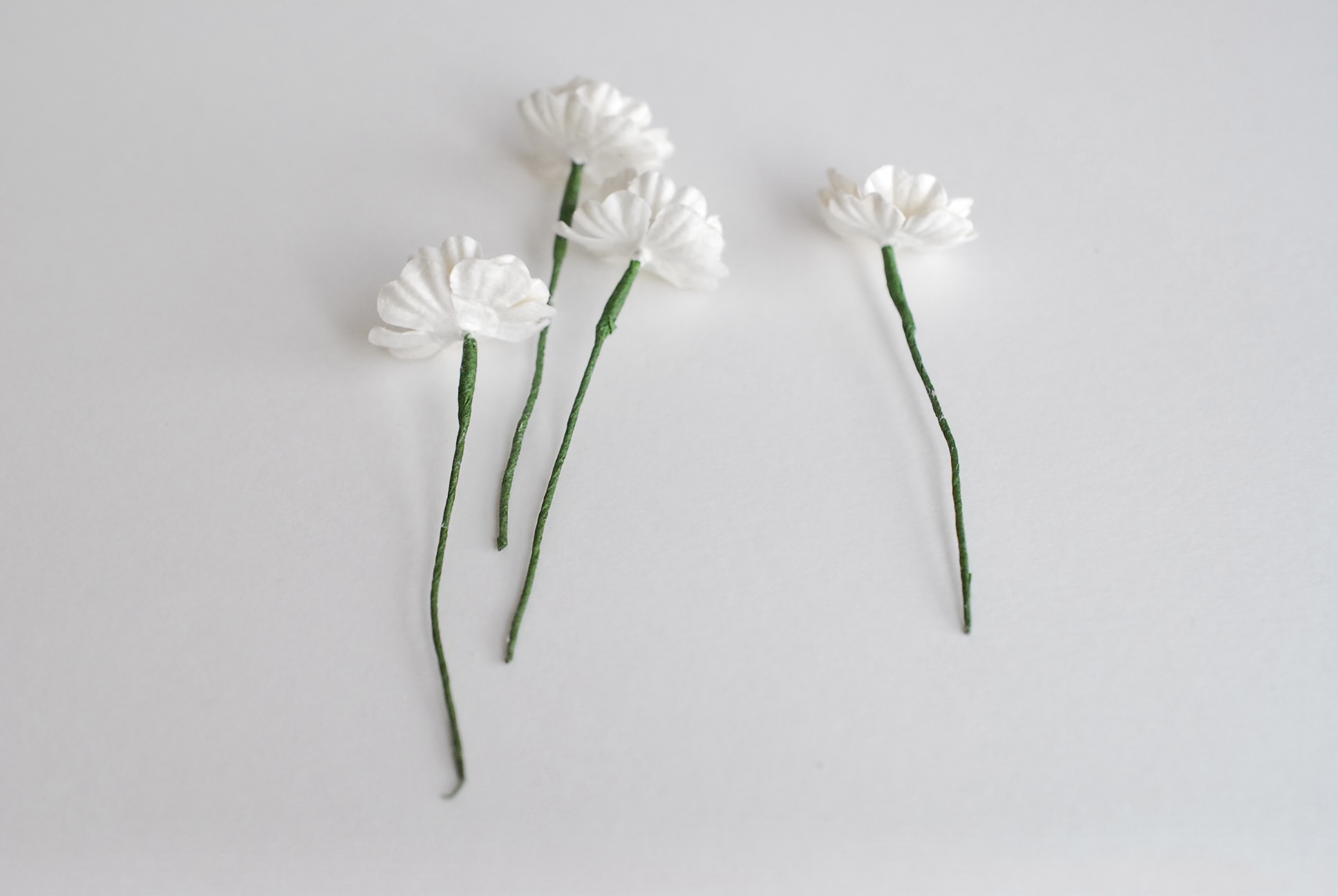 ดอกไม้กระดาษสา ดอกไม้กระดาษสา จตุจักร งานประดิษฐ์ ดอกไม้ทำข้อมือเพื่อนเจ้าสาว แต่งงาน,Red Poppy, ดอกไม้กระดาษ poppy สีขาว ขนาด 2.00 cm. paper flowers, Poppy flowers 2.00 cm. 50 pieces. white color.