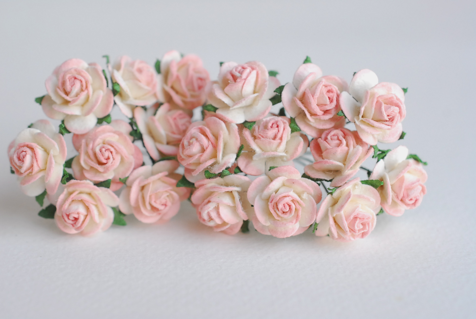 ดอกไม้กุหลาบกระดาษ, ดอกกุหลาบกระดาษสา ดอกกุหลาบจิ๋ว ดอกกุหลาบกระดาษสา สำหรับประดับ ตกแต่งของชำร่วย, งานแต่งงาน สีMIXED ชมพู ม่วง ชมพูตุ่น ชมพูจุด พีชอ่อน ขนาด 1.5 cm. จำนวน 100 ดอก