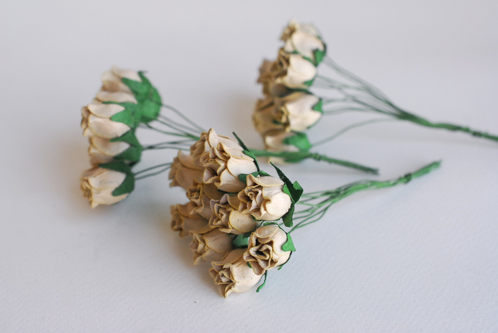 ดอกไม้กระดาษสา ดอกไม้กระดาษสา จตุจักร งานประดิษฐ์ ดอกไม้ทำข้อมือเพื่อนเจ้าสาว แต่งงาน, ดอกกุหลาบตูม 50 ดอก สีน้ำตาลกระดาษ color ขนาด 1.5 cm. paper flowers, budding roses flower 1.5 cm. 50 pieces. brown color.