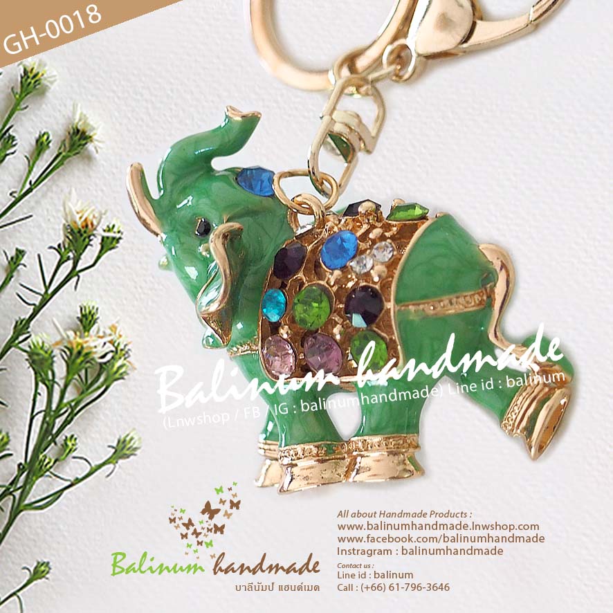 พวงกุญแจรูปช้าง ประดับเพชร สะท้อนเล่นไฟระยิบระยับ ดูหรูหราและสวยงามมากค่ะ เป็นทั้งพวงกุญแจและตะขอก้ามปู ใช้งานง่าย หรือสามารถนำไปเกี่ยวประดับกระเป๋าก็ได้ค่ะ เขียว (Green)