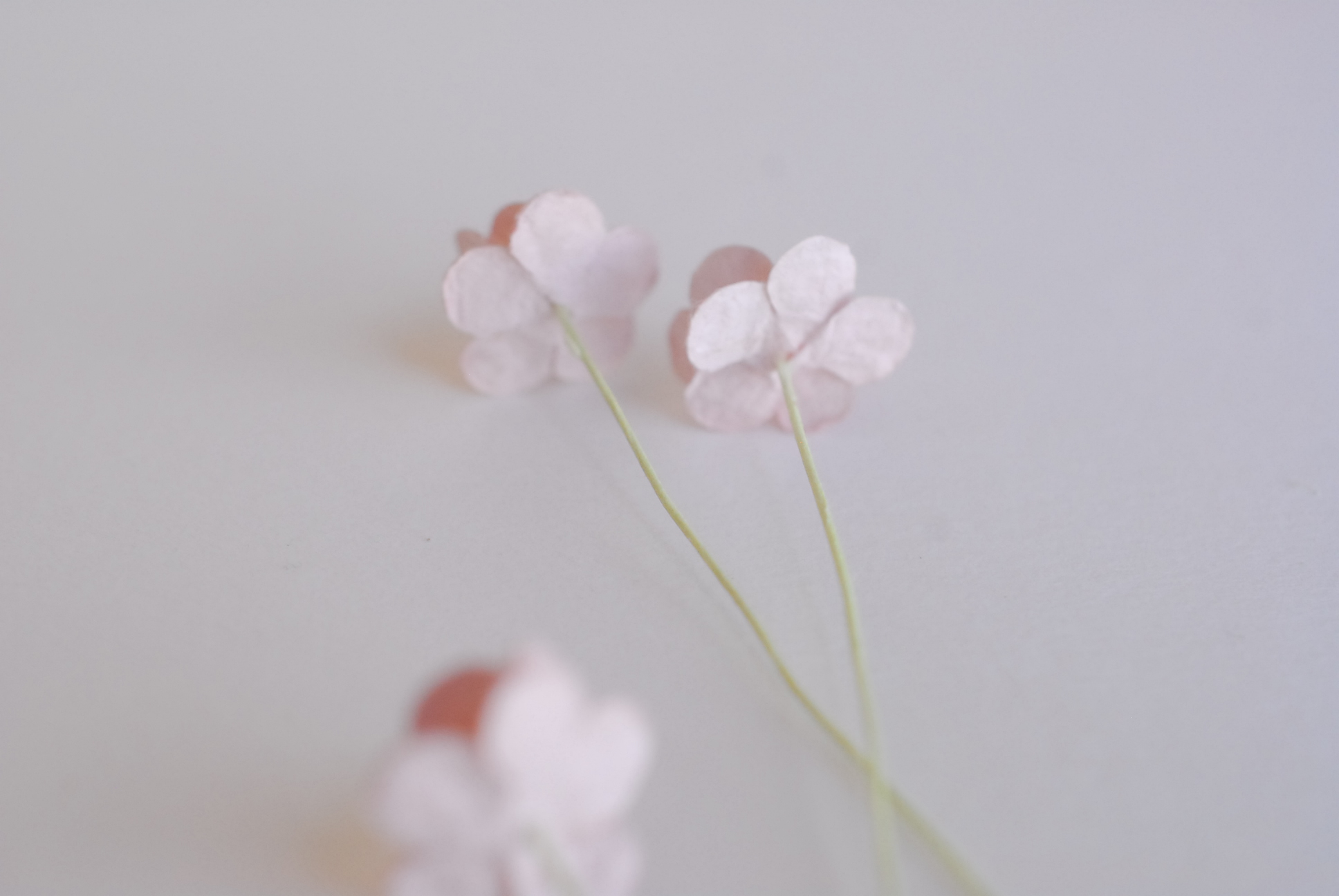 ดอกไม้กระดาษสา ราคาส่ง, ดอกไฮเดรนเยียกระดาษสา ดอกไม้ประดิษฐ์ ตกแต่งงาน ประดิษฐ์ข้อมือ เพื่อนเจ้าสาว ขนาด 1.5 cm., สำหรับของชำร่วย, งานแต่งงาน, ดอกไม้ทำข้อมือเจ้าสาว สีม่วงชมพูอ่อน จำนวน 100 ดอก Paper flower,100 Pieces mulberry hydenyia, plum-pink color.