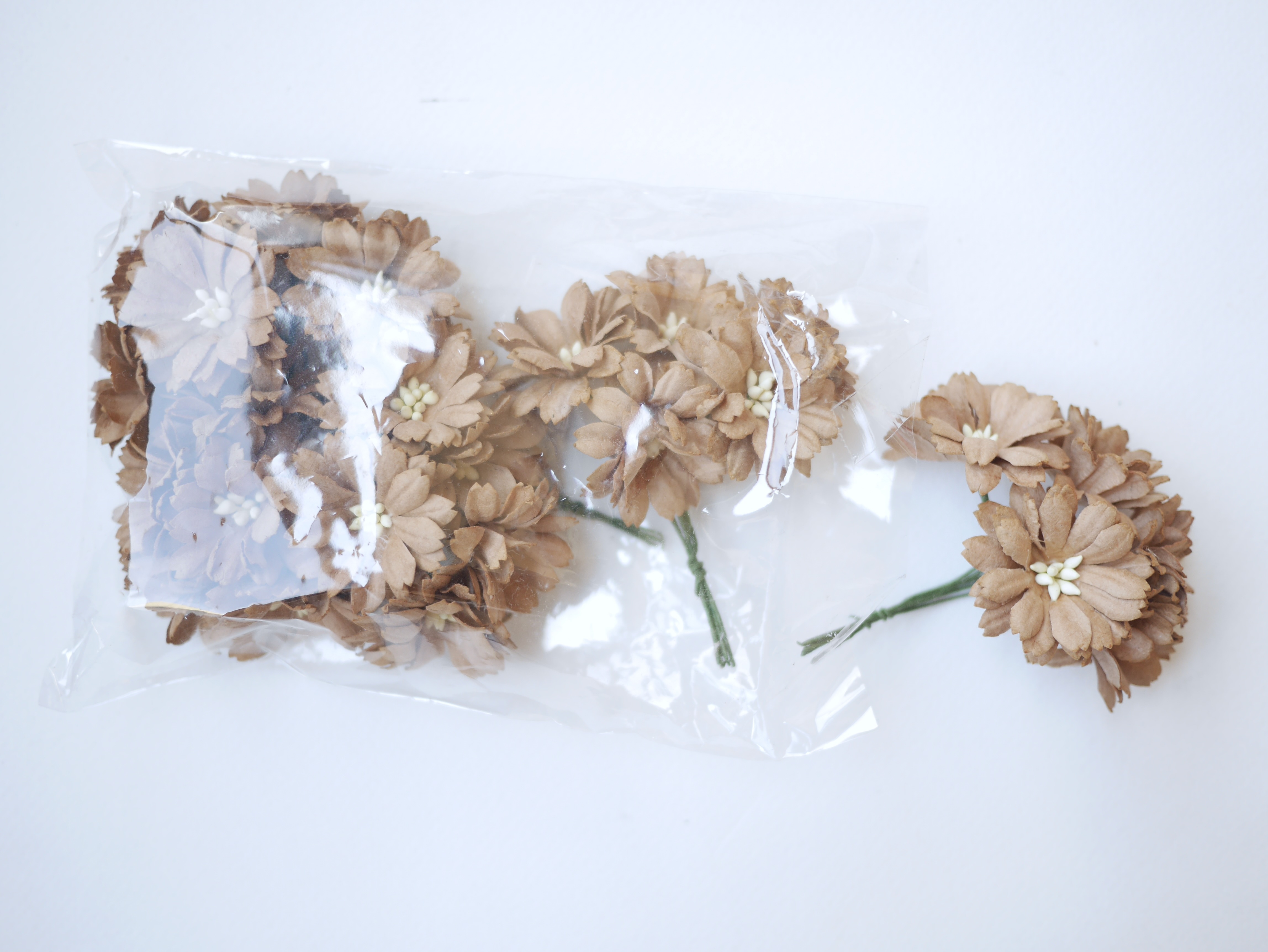 ดอกไม้กระดาษสา ดอกไม้ประดิษฐ์จากกระดาษสา ดอกไม้กระดาษสาขายส่ง ดอกไม้ประดิษฐ์ ดอกไม้ทำข้อมือเพื่อนเจ้าสาว ดอก daisy ขนาด 3.5 cm. จำนวน 25 ดอก สีน้ำตาล Paper Flower, 25 Daisy Flowers, brown color, size 3.5 cm., ivory pollen