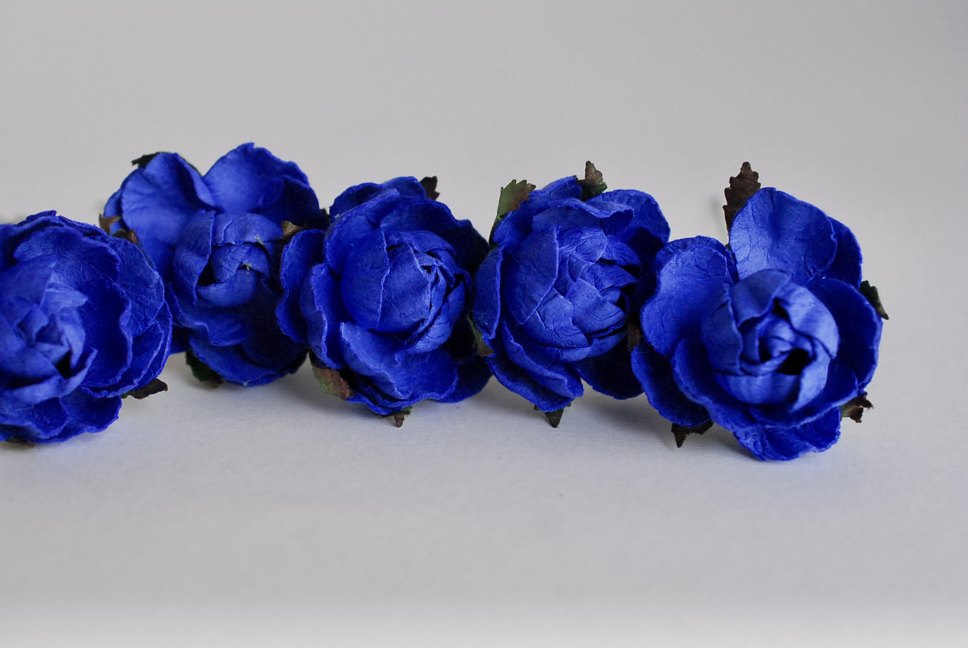 Paper flower, English peony Ranunculus roses 25 pcs., size 3.5 cm., white color. ดอกไม้กระดาษสา ดอกกุหลาบขนาด 3.5 cm. จำนวน 25 ดอก, สีน้ำเงิน ocean blue