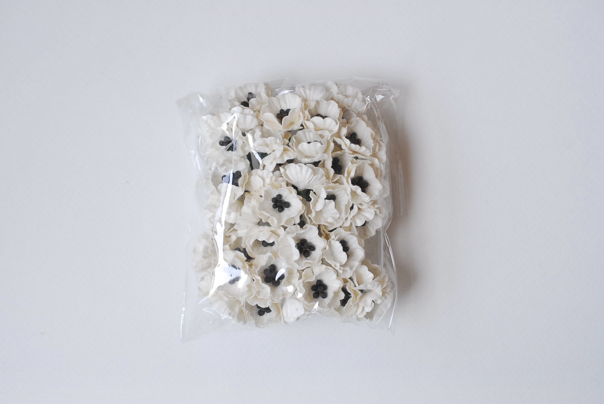 ดอกไม้กระดาษสา ดอกไม้กระดาษสา จตุจักร งานประดิษฐ์ ดอกไม้ทำข้อมือเพื่อนเจ้าสาว แต่งงาน,Red Poppy, ดอกไม้กระดาษ poppy สีขาว ขนาด 2.00 cm. paper flowers, Poppy flowers 2.00 cm. 50 pieces. white color.