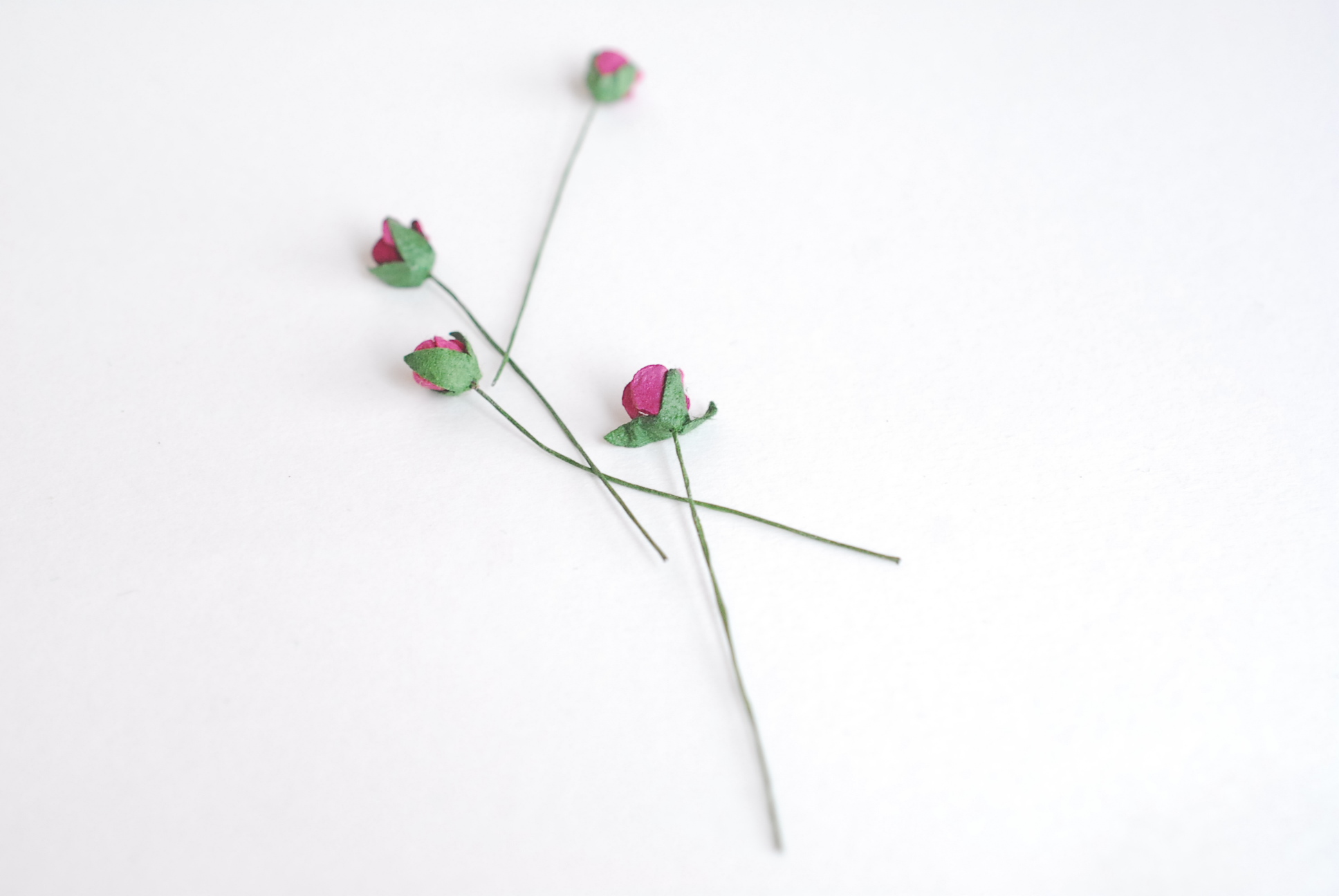 ดอกไม้กระดาษสา ดอกไม้กระดาษสา จตุจักร งานประดิษฐ์ ดอกไม้ทำข้อมือเพื่อนเจ้าสาว แต่งงาน, ดอกกุหลาบตูม 50 ดอก สีแดงเข้ม ขนาด 0.8x0.8 cm. paper flowers, budding roses flower 0.8 x 0.8 cm. 50 pieces.red wine color