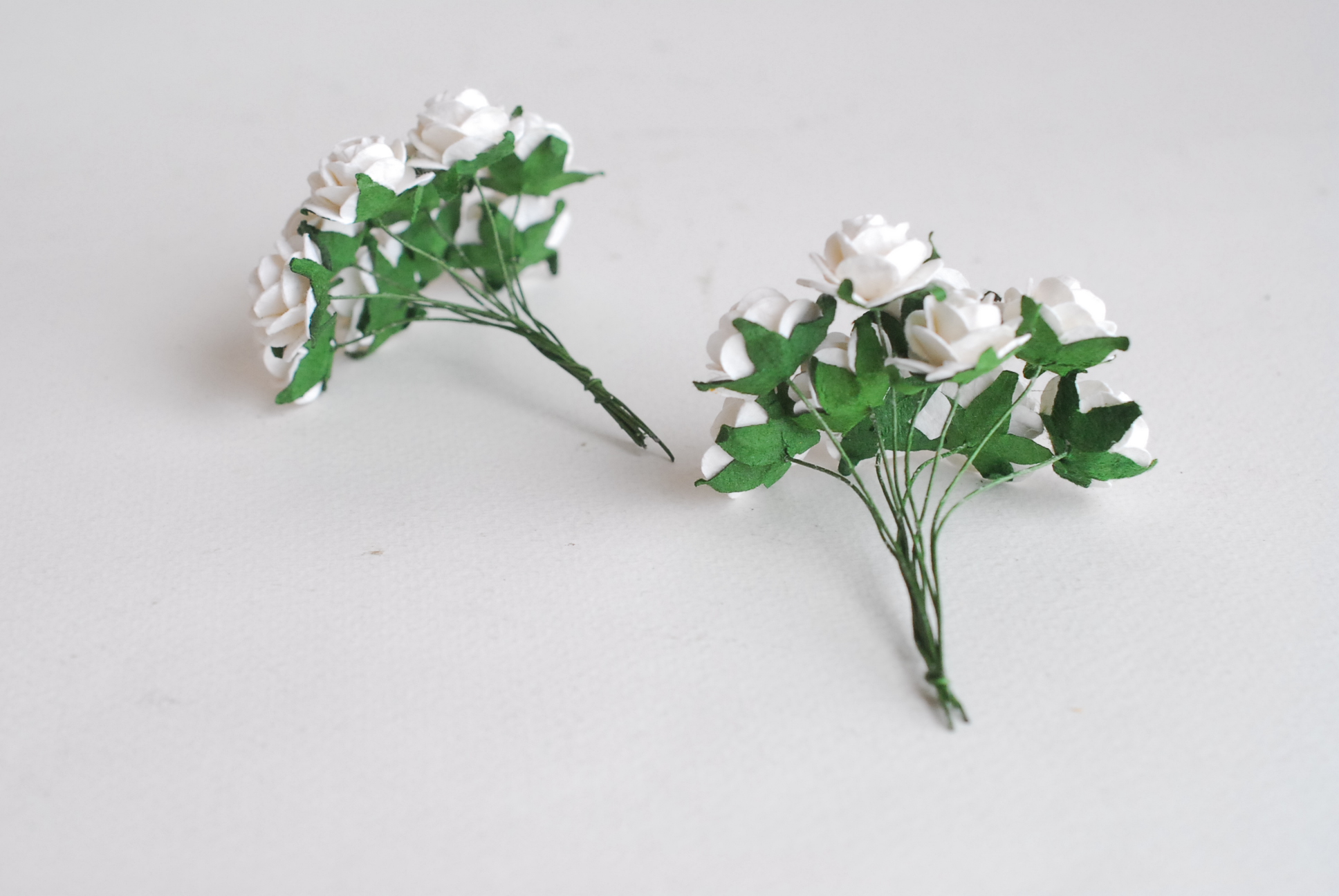 ดอกไม้กระดาษสา ราคาส่ง, ดอกกุหลาบกระดาษสา ดอกไม้ประดิษฐ์ ตกแต่งงานแต่งงาน ขนา่ด 2.00 cm., สำหรับของชำร่วย, งานแต่งงาน, ดอกไม้ทำข้อมือเจ้าสาว สีขาว จำนวน 50 ดอก Paper flower,50 Pieces mulberry rose, 2 cm. white color.