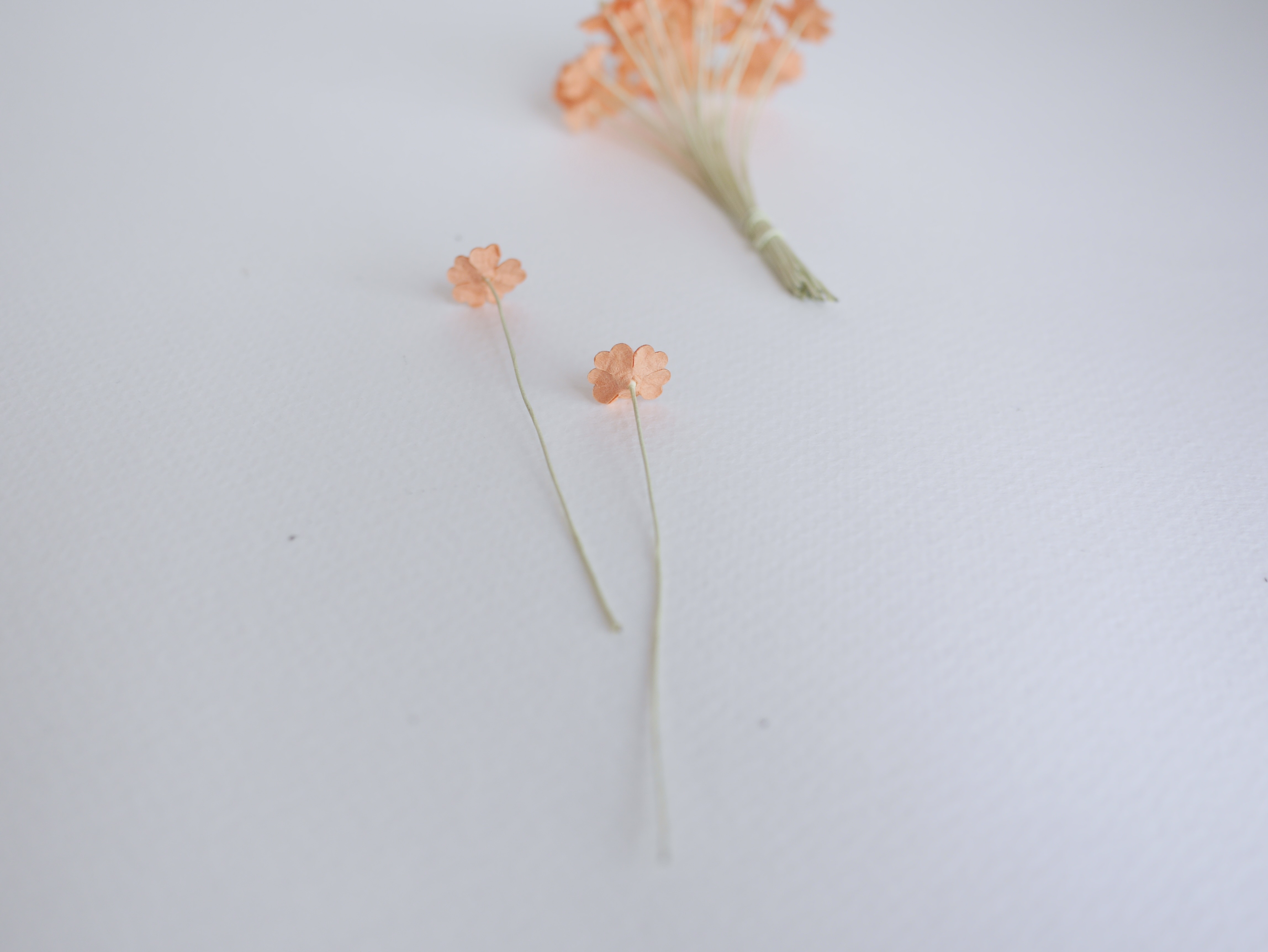 ดอกไม้กระดาษสา ดอกไม้กระดาษสาราคาส่ง ดอกไม้กระดาษสำหรับตกแต่ง งานแต่งงาน หรือติดของชำร่วย ดอกไม้จิ๋ว 100 ดอก ขนาด 1 cm. สีส้มพีช Small Paper Flower with stem, 100 pcs., size 1 cm., small creeping ladies flowers 1 layer, orange peach color.