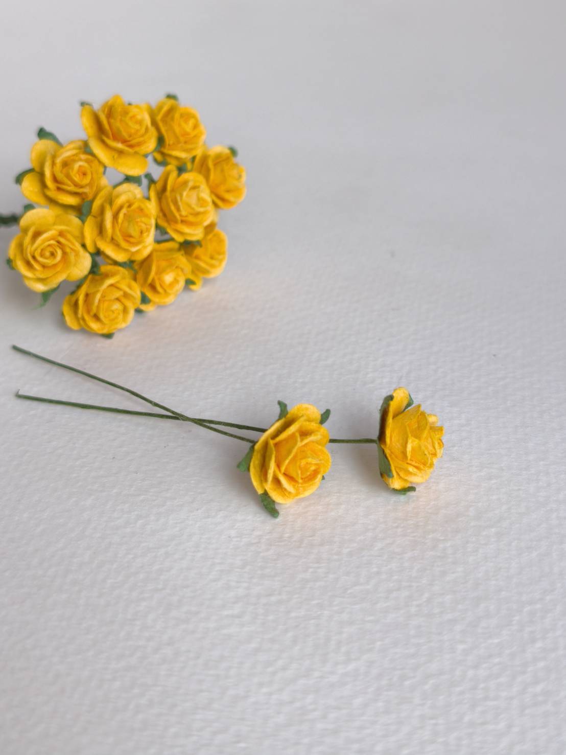 ดอกไม้กุหลาบกระดาษสา, ดอกกุหลาบจิ๋ว, ดอกไม้กระดาษสาขายส่ง สีเหลืองมัสตาด ขนาด 1.5 cm. จำนวน 100 ดอก Paper Flowers size 1.5 cm., mini roses, yellow mustard color, 100 pcs. handmade flowers.
