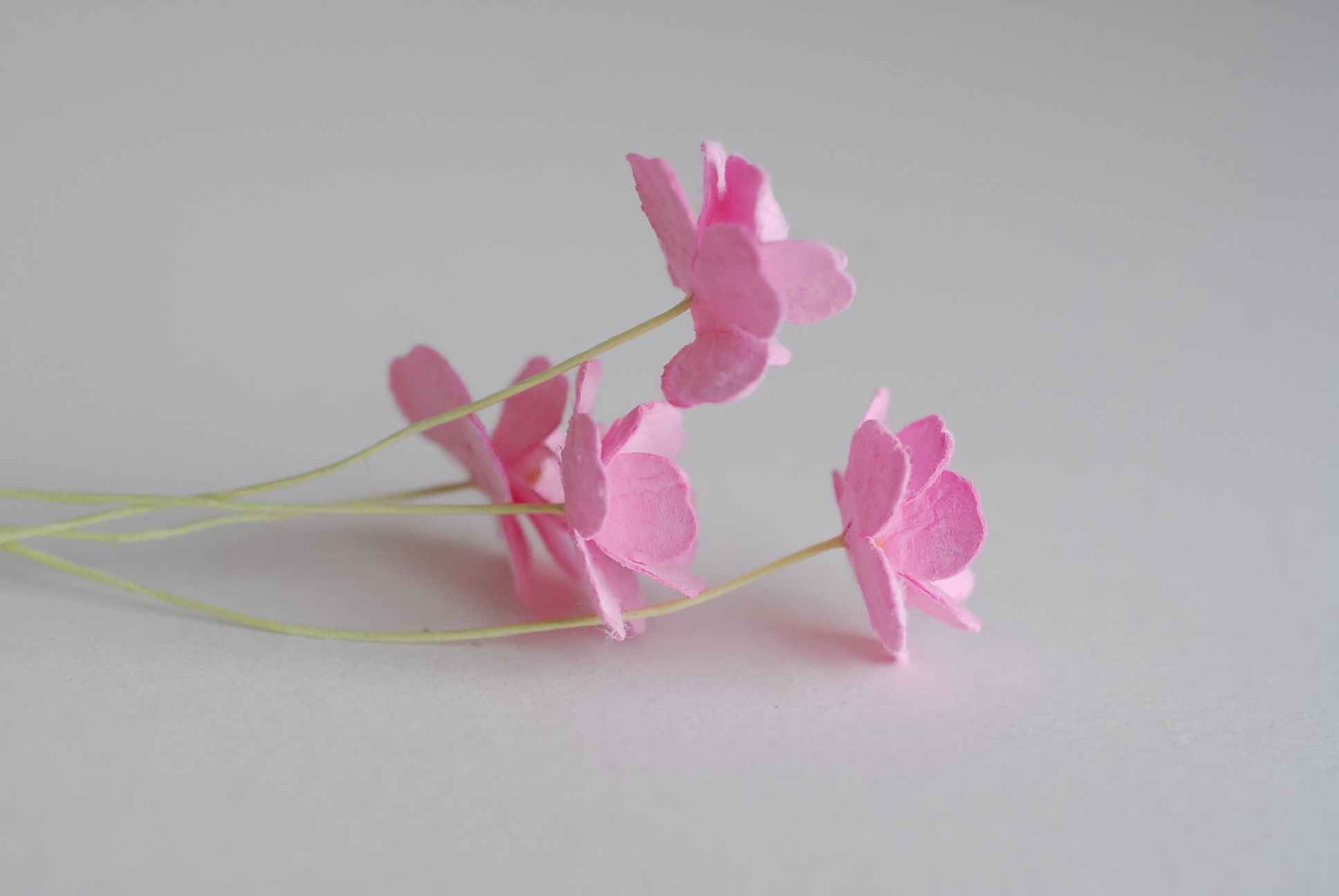 ดอกไม้กระดาษสา ราคาส่ง, ดอกไฮเดรนเยียกระดาษสา ดอกไม้ประดิษฐ์ ตกแต่งงานแต่งงาน ประดิษฐ์ข้อมือเพื่อนเจ้าสาว ขนาด 1.5 cm., สำหรับของชำร่วย, งานแต่งงาน, ดอกไม้ทำข้อมือเจ้าสาว สีชมพู จำนวน 100 ดอก Paper flower,100 Pieces mulberry hydenyia, pink color.