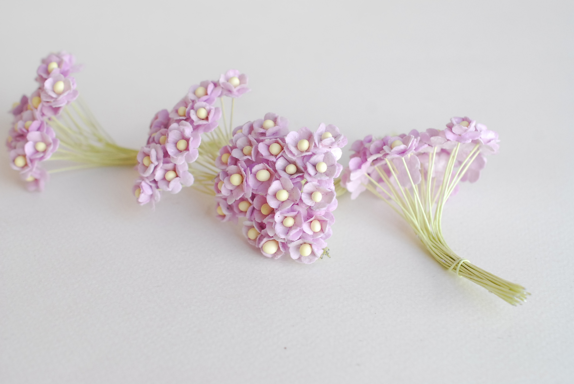 ดอกไม้กระดาษสา ดอกไม้กระดาษสาราคาส่ง ดอกไม้กระดาษสำหรับตกแต่ง งานแต่งงาน หรือติดของชำร่วย ดอก creeping lady 100 ดอก ขนาด 0.8 cm. สีม่วงอ่อน Small Paper Flower with stem, 100 pcs., size 0.8 cm., creeping flowers 2 layers,pale purple color.