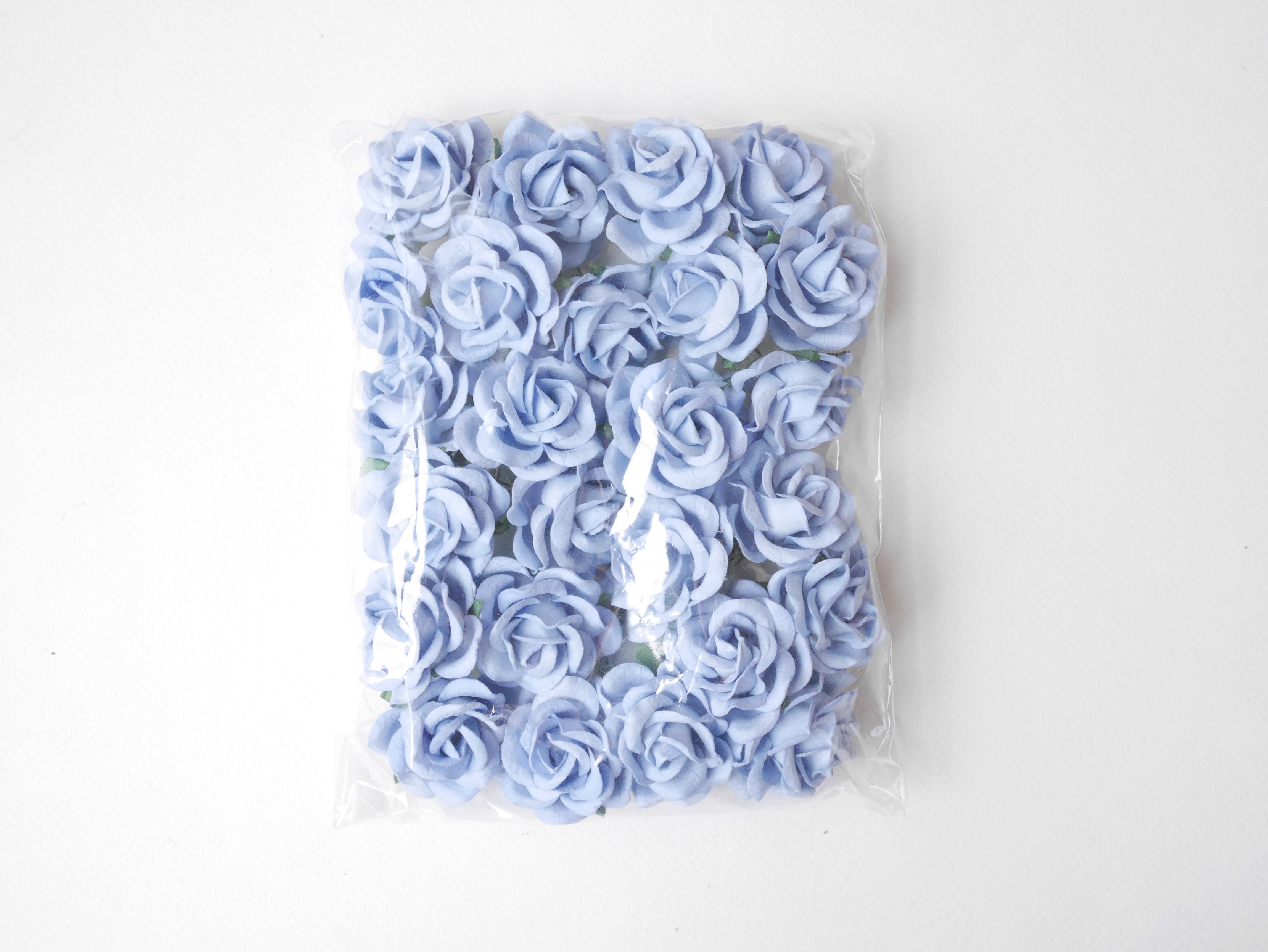 ดอกไม้กระดาษสา ดอกกุหลาบกระดาษสา ดอกไม้กุหลาบ กลีบโค้ง ดอกไม้ประดิษฐ์ สำหรับตกแต่ง หรืองานแต่งงาน สีน้ำเงินตุ่น ขนาด 3.5 cm. จำนวน 25 ดอก Paper flowers, handmade flowers, small roses paper size 3.5 cm. 25 pieces, pale blue color.