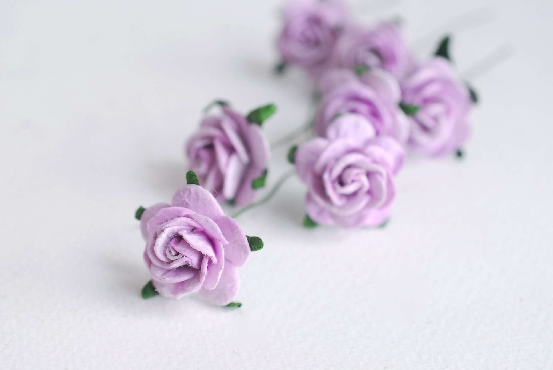 ดอกไม้กระดาษสา ขายส่ง, ดอกกุหลาบกระดาษสา สำหรับประดับ ตกแต่งของชำร่วย, งานแต่งงาน สีม่วงอ่อน ขนาด 1.5 cm. จำนวน 100 ดอก