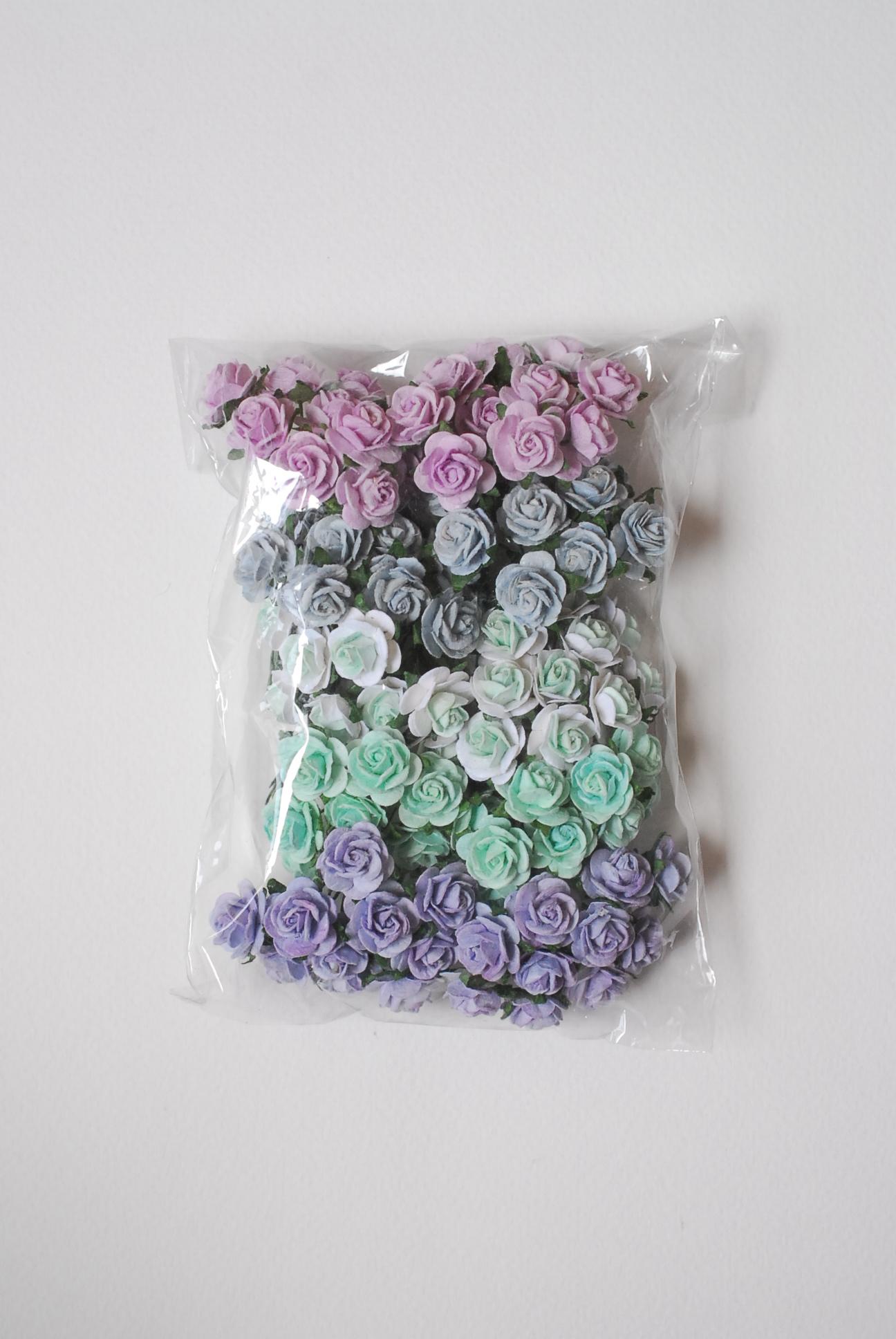 ดอกไม้กุหลาบกระดาษ, ดอกกุหลาบกระดาษสา ดอกกุหลาบจิ๋ว ดอกกุหลาบกระดาษสา สำหรับประดับ ตกแต่งของชำร่วย, งานแต่งงาน สีMIXED ม่วงอ่อน ม่วงตุ่น มิ้น มิ้น-ขาว และ ฟ้าตุ่น ขนาด 1.5 cm. จำนวน 100 ดอก