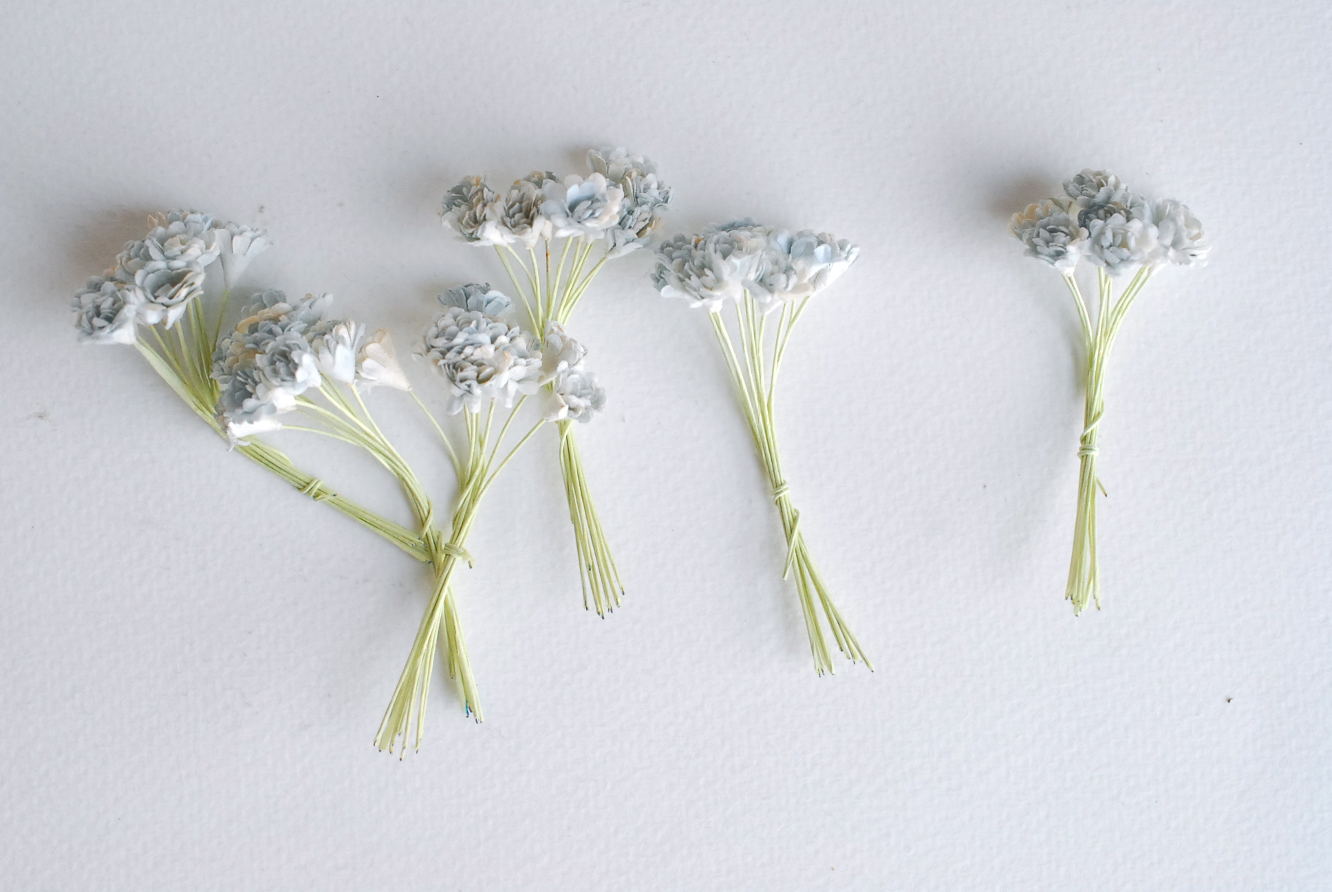ดอกไม้ประดิษฐ์, ดอกไม้กระดาษสา, ดอก gypsophila, ดอกยิปโซ งานประดิษฐ์ตกแต่งของชำร่วย, ดอกไม้ทำพานพุ่ม, พานรับไหว้, ขนาด 1 cm. สีฟ้าตุ่นปัด