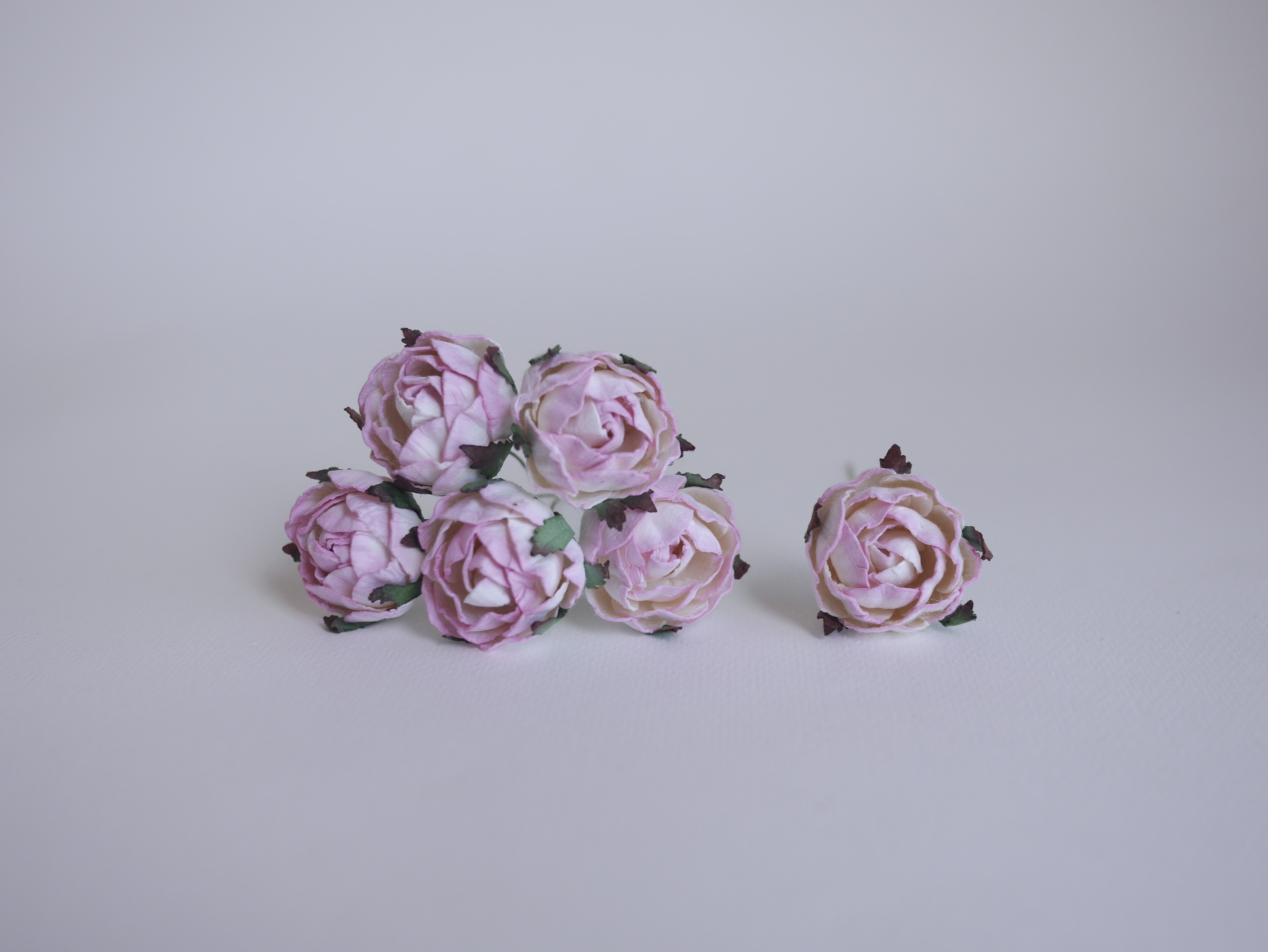 ดอกกุหลาบกระดาษสา peony ดอกไม้กระดาษสาราคาส่ง, ดอกไม้กระดาษ,ดอกไม้ประดิษฐ์ สำหรับตกแต่งของชำร่วย งานแต่งงาน ดอกกุหลาบกลม peony ขนาด 3.5 cm. จำนวน 25 ดอก, สีชมพูปัดสีขาว Paper Flowers, Peony flowers supplies size 3.5cm./ 25 pieces, handmade flowers. pink b