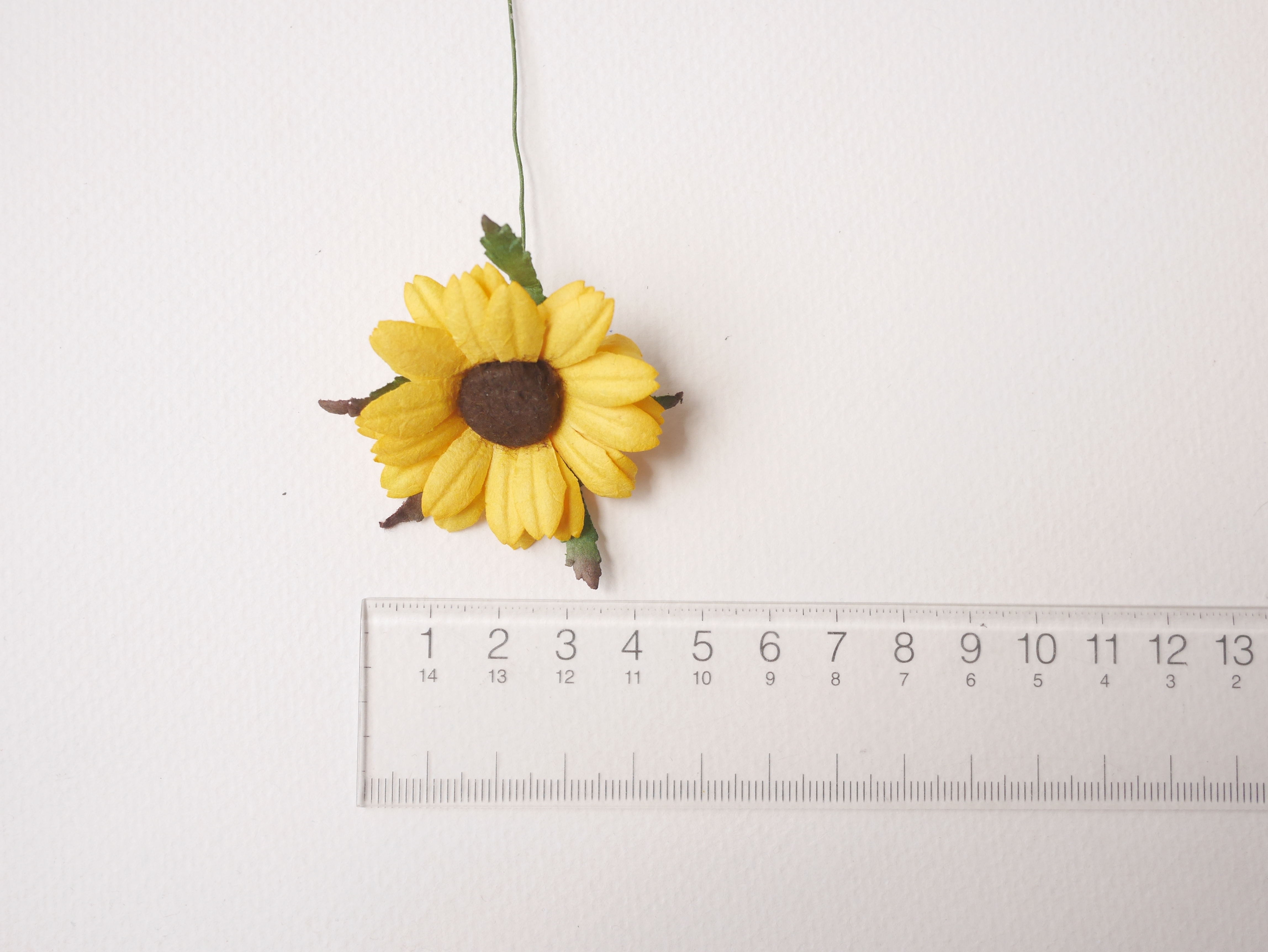 ดอกไม้กระดาษสา ดอกไม้ประดิษฐ์จากกระดาษสา ดอกเดซี่ เกสรสีทอง ดอกไม้กระดาษสาขายส่ง ดอกไม้ประดิษฐ์ ดอกไม้ทำข้อมือเพื่อนเจ้าสาว ดอก daisy ขนาด 3.5 cm. จำนวน 25 ดอก สีเหลือง Paper Flower, 25 Daisy Flowers, yellow color, size 3.5 cm., brown pollen.