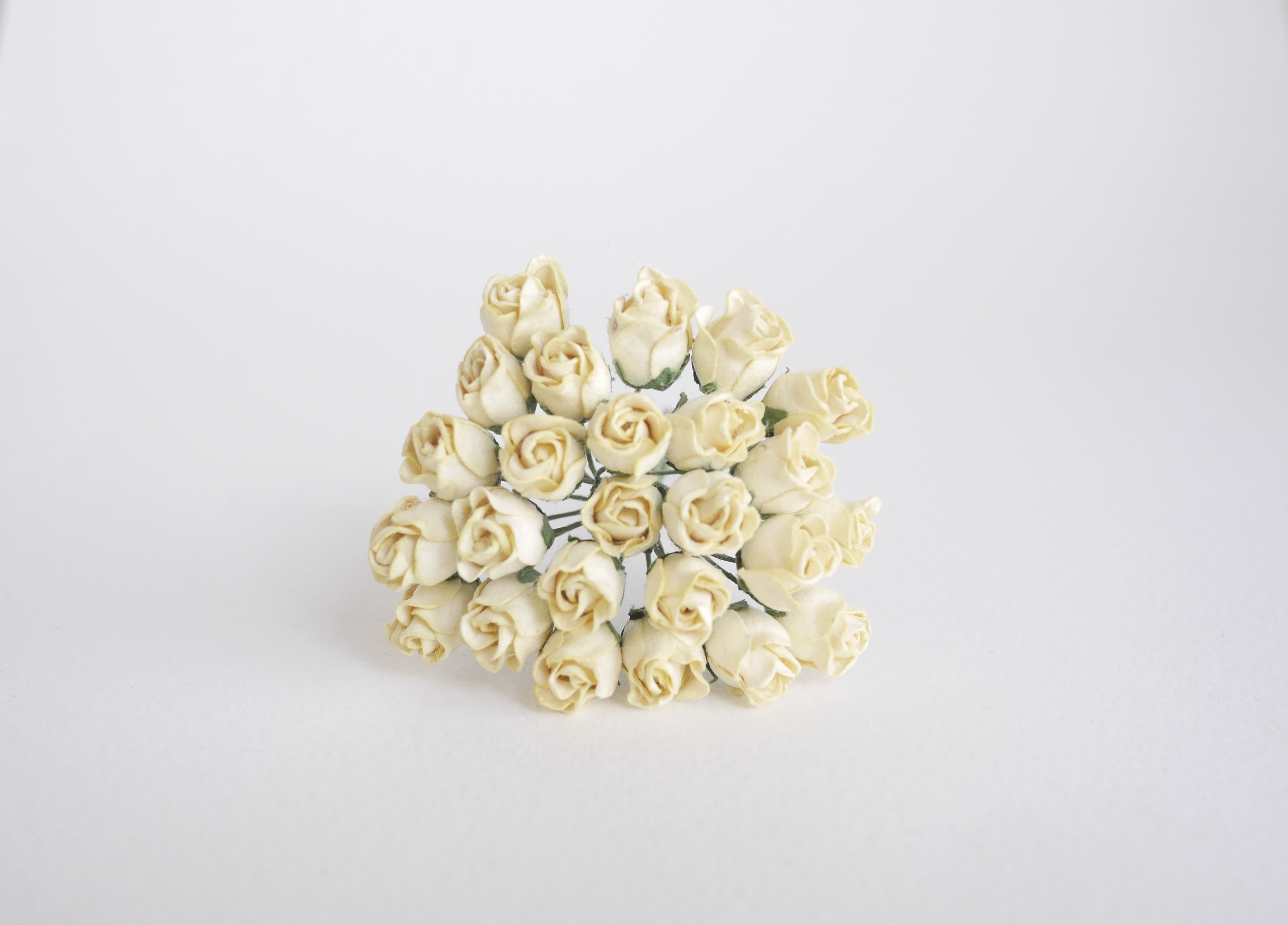 ดอกไม้กระดาษสา ดอกไม้กระดาษสา จตุจักร งานประดิษฐ์ ดอกไม้ทำข้อมือเพื่อนเจ้าสาว แต่งงาน, ดอกกุหลาบตูม 0.8x1 cm. 25 ดอก สีเหลืองอ่อน paper flowers, budding roses flower 0.8x1 cm. 25 pieces pale yellow color.