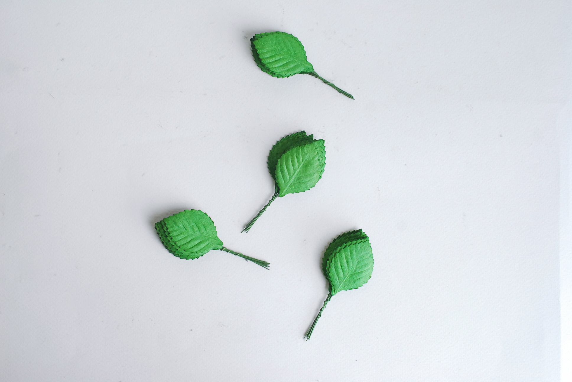 ใบไม้กระดาษ ใบไม้กระดาษสา ราคาส่ง,ใบไม่้กุหลาบกระดาษ สำหรับดอกกุหลาบกระดาษสา ใบไม้ประดิษฐ์ สำหรับตกแต่ง หรืองานแต่งงาน สีเขียว ขนาด 4.5x2.5 cm. จำนวน 50 ใบ