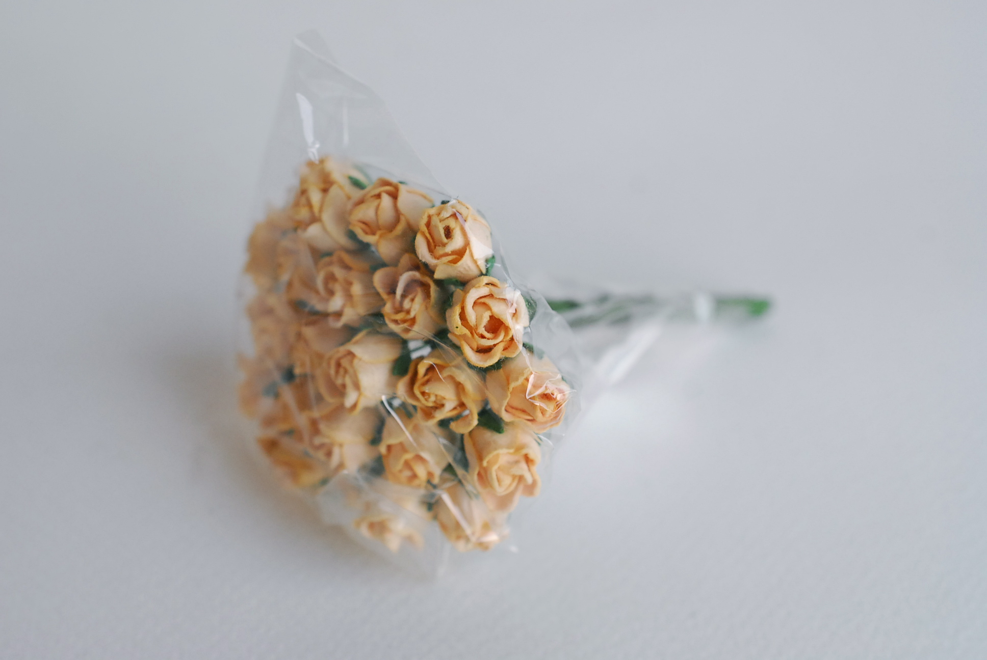 ดอกไม้กระดาษสา ดอกไม้กระดาษสา จตุจักร งานประดิษฐ์ ดอกไม้ทำข้อมือเพื่อนเจ้าสาว แต่งงาน, ดอกกุหลาบตูม 0.8x1 cm. 25 ดอก สีเบจ paper flowers, budding roses flower 0.8x1 cm. 25 pieces beige color.