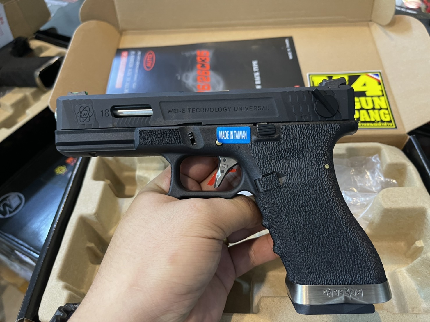 WE Glock18 G-Force Custom – เฟรมดำ สไลด์ดำ ลำกล้องเงิน T5