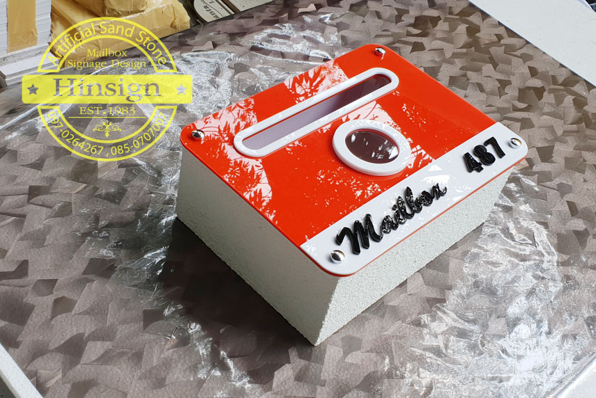 ตู้ไปรษณีย์อะคริลิคสีแดง แถบและช่องมองสีขาว mailboxสีดำ