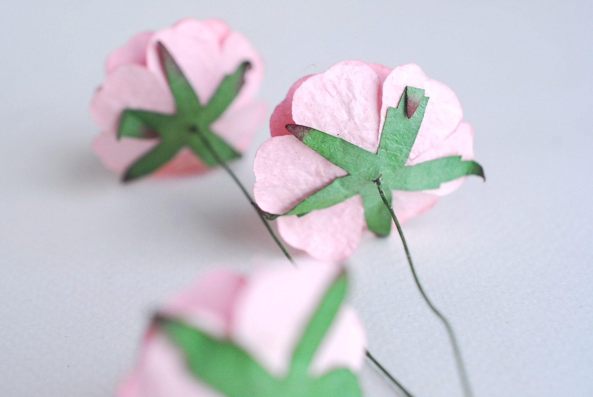 ดอกไม้กระดาษสา ดอกกุหลาบกระดาษสา ดอกไม้กุหลาบ ดอกไม้ประดิษฐ์ สำหรับตกแต่ง หรืองานแต่งงาน สีชมพูพีช color code #123 ขนาด 3.5 cm. จำนวน 25 ดอก Paper flowers, handmade flowers, small roses paper size 3.5 cm. 25 pieces, pink peach color.