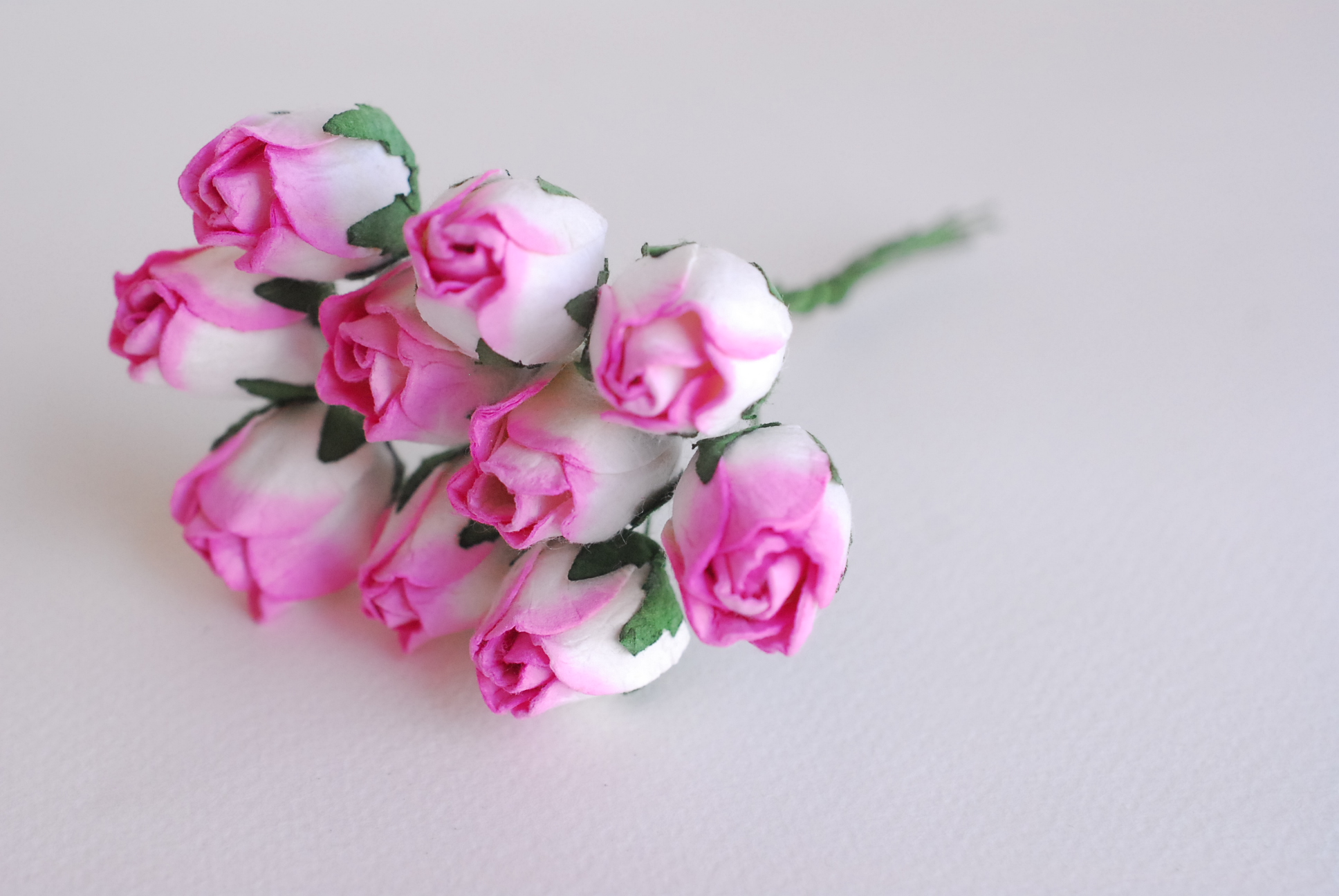 ดอกไม้กระดาษสา ดอกไม้กระดาษสา จตุจักร งานประดิษฐ์ ดอกไม้ทำข้อมือเพื่อนเจ้าสาว แต่งงาน, ดอกกุหลาบตูม 50 ดอก สีชมพูปัดสีขาวcolor ขนาด 1.5x2 cm. paper flowers, budding roses flower 1.5x2 cm. 50 pieces.pink brush white color