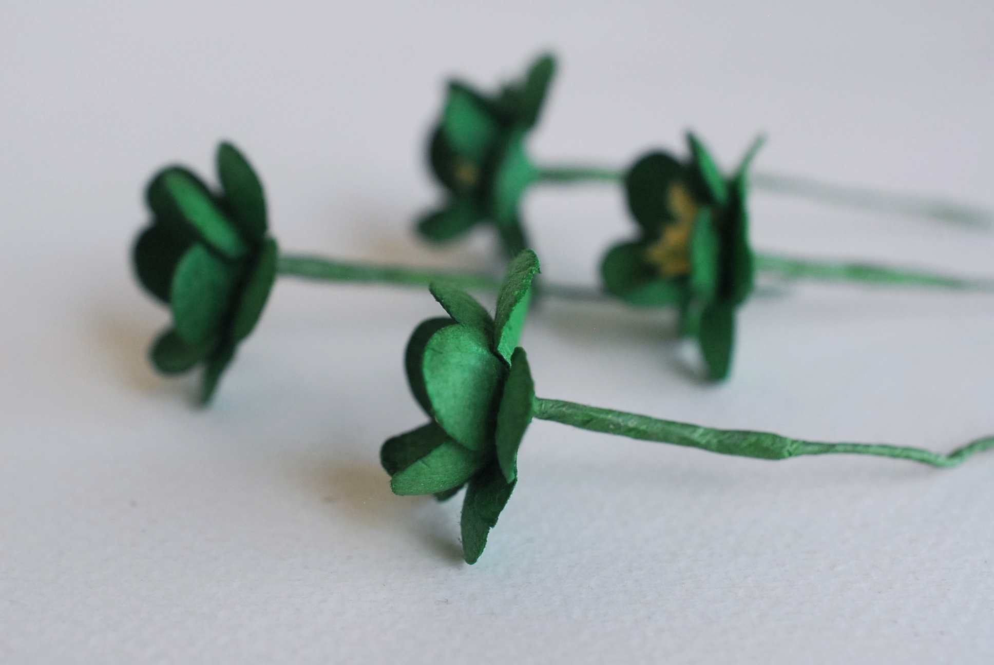 ดอกไม้กระดาษสา ดอกซากุระกระดาษ ดอกไม้กระดาษสาราคาส่ง ดอกไม้กระดาษสำหรับตกแต่งของชำร่วย งานแต่งงาน ทำช่อดอกไม้ติดอกเจ้าบ่าว ข้อมือดอกไม้เจ้าสาว ขนาด2.5 cm. 50 ดอก สีเขียวเข้มคริสมาส Paper flowers supplies: DIY wedding tools Cherry blossom (Sakura) 50 pcs.