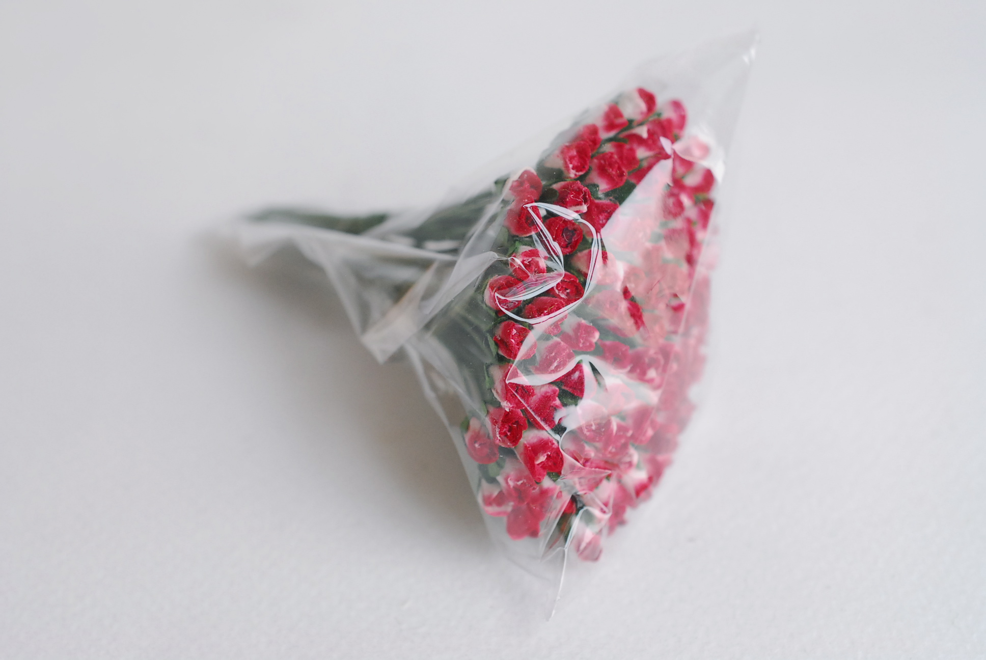 ดอกไม้กระดาษสา ดอกไม้กระดาษสา จตุจักร งานประดิษฐ์ ดอกไม้ทำข้อมือเพื่อนเจ้าสาว แต่งงาน, ดอกกุหลาบตูม 100 ดอก สีแดงปัดสีขาว paper flowers, budding roses flower 0.5x0.8 cm. 100 pieces. red brush white color.