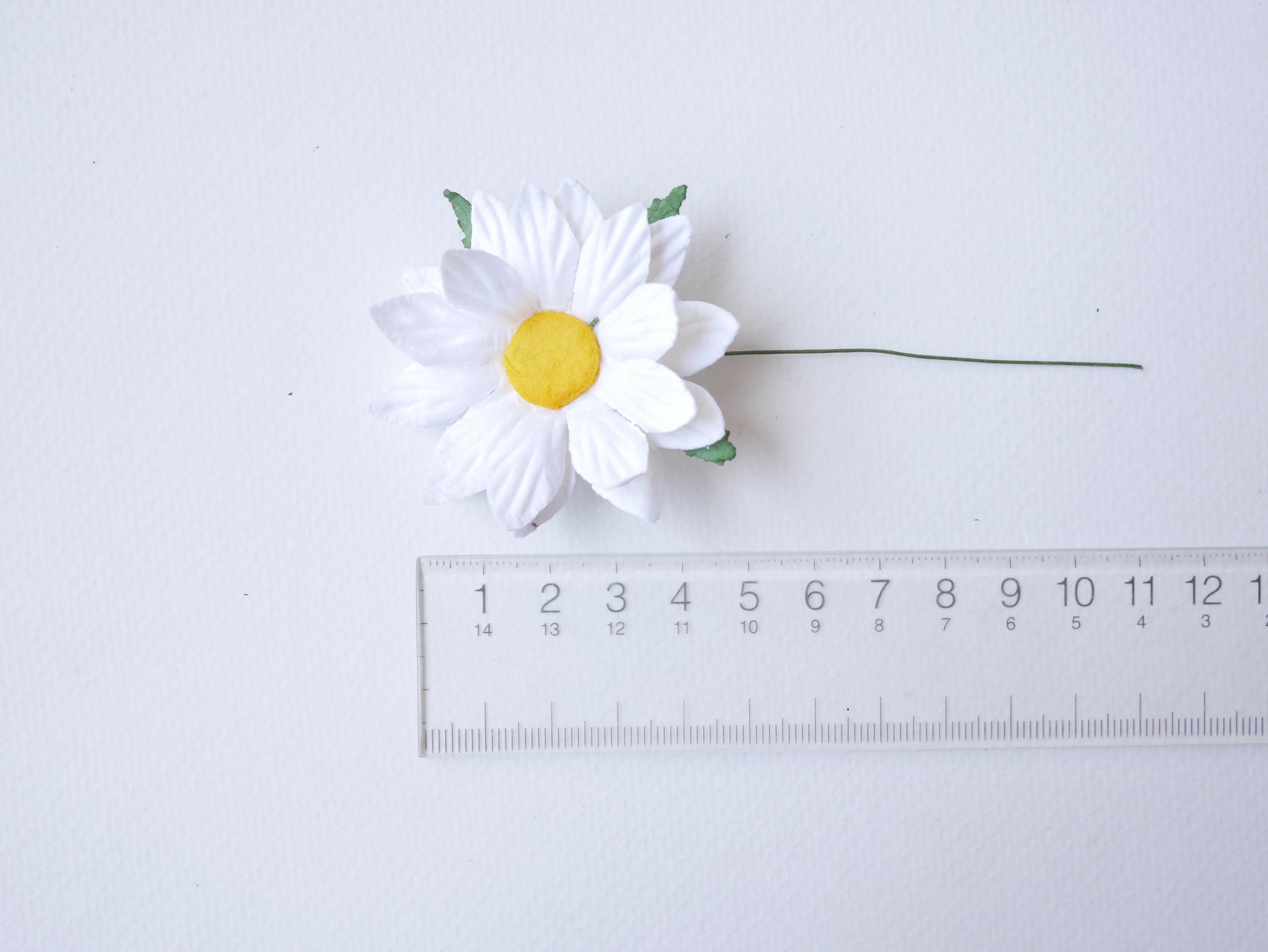 ดอกไม้กระดาษสา ดอกไม้ประดิษฐ์จากกระดาษสา ดอกเดซี่ เกสรสีทอง ดอกไม้กระดาษสาขายส่ง ดอกไม้ประดิษฐ์ ดอกไม้ทำข้อมือเพื่อนเจ้าสาว ดอก daisy ขนาด 5cm. จำนวน 25 ดอก สีขาว Paper Flower, 25 Daisy Flowers, white color, size 6 cm., yellow pollen.