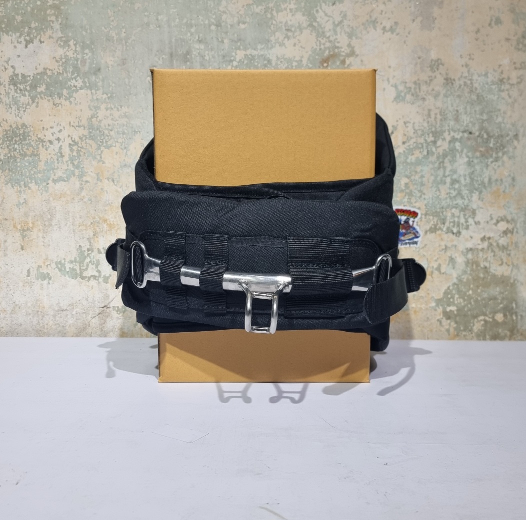 [0205] อุปกรณ์สำหรับ kiteboard, บังคับว่าว control bar, สายรัด leash, เข็มขัดนิรภัย harness, สายว่าว lines