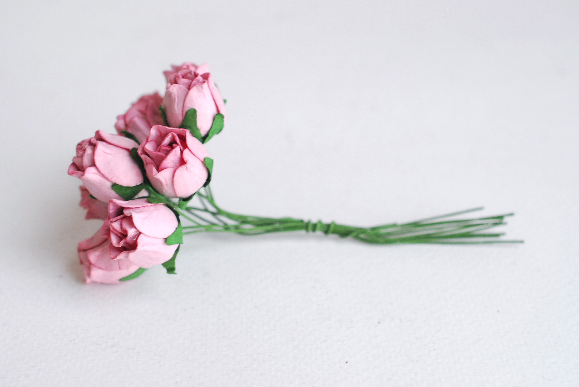 ดอกไม้กระดาษสา ดอกไม้กระดาษสา จตุจักร งานประดิษฐ์ ดอกไม้ทำข้อมือเพื่อนเจ้าสาว แต่งงาน, ดอกกุหลาบตูม 50 ดอก สีชมพูตุ่น color ขนาด 1.5 cm. paper flowers, budding roses flower 1.5 cm. 50 pieces. pink rouge color.