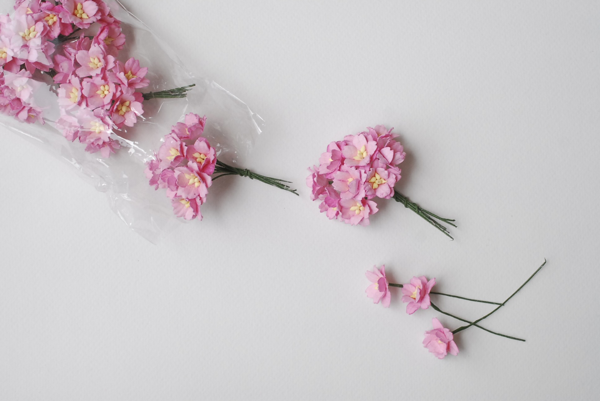 ดอกไม้กระดาษสา ดอกซากุระกระดาษ ขนาดเล็ก ดอกไม้กระดาษสาราคาส่ง ดอกไม้กระดาษสำหรับตกแต่งของชำร่วย งานแต่งงาน ทำช่อดอกไม้ติดอกเจ้าบ่าว ข้อมือดอกไม้เจ้าสาว ขนาด2.0 cm. 50 ดอก สีชมพู Paper flowers supplies: DIY wedding tools small Cherry blossom (Sakura) Pink