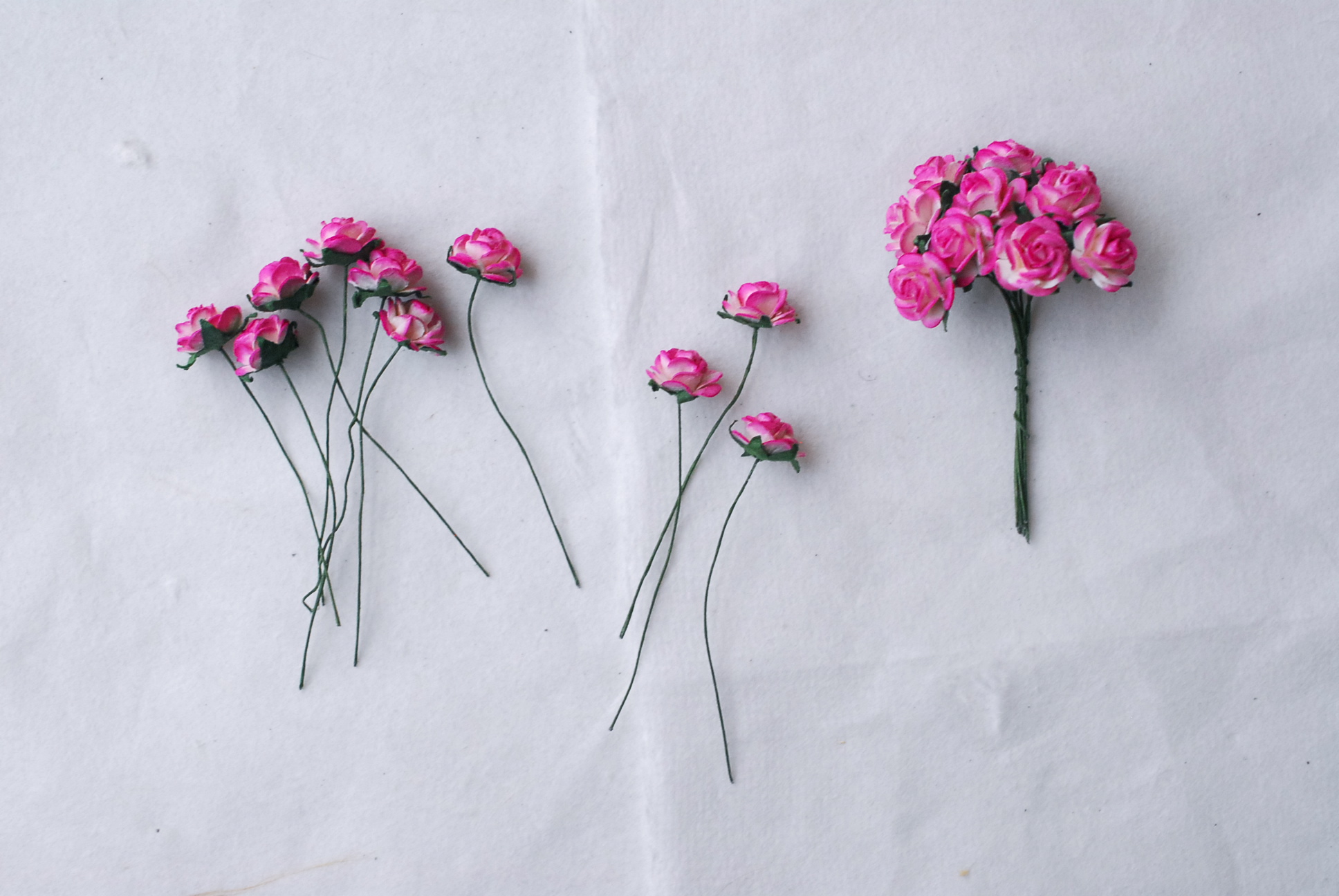 ดอกไม้กุหลาบกระดาษสา ดอกไม้กระดาษสา ดอกไม้ประดิษฐ์ สำหรับตกแต่ง ของชำร่วย ดอกกุหลาบ กระดาษสา สีบานเย็นปัดขาวขนาด 1.5 cm. จำนวน 100 ดอก