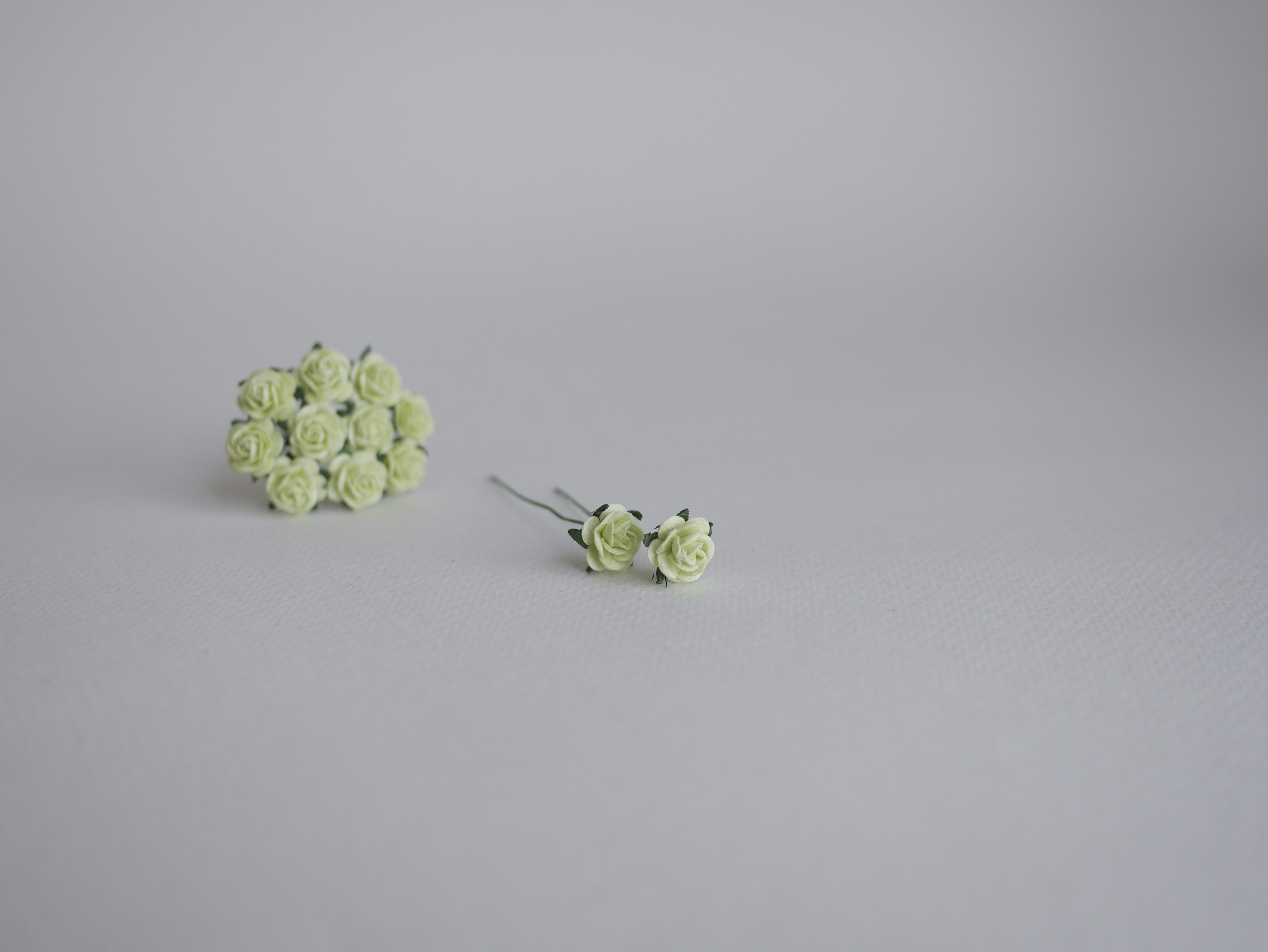 ดอกไม้กระดาษสาสำหรับตกแต่ง ของชำร่วย ดอกกุหลาบกระดาษสา ดอกไม้จิ๋ว สีเขียวอ่อน fresh green ขนาด 0.8 cm. จำนวน 100 ดอก/1 ถุง