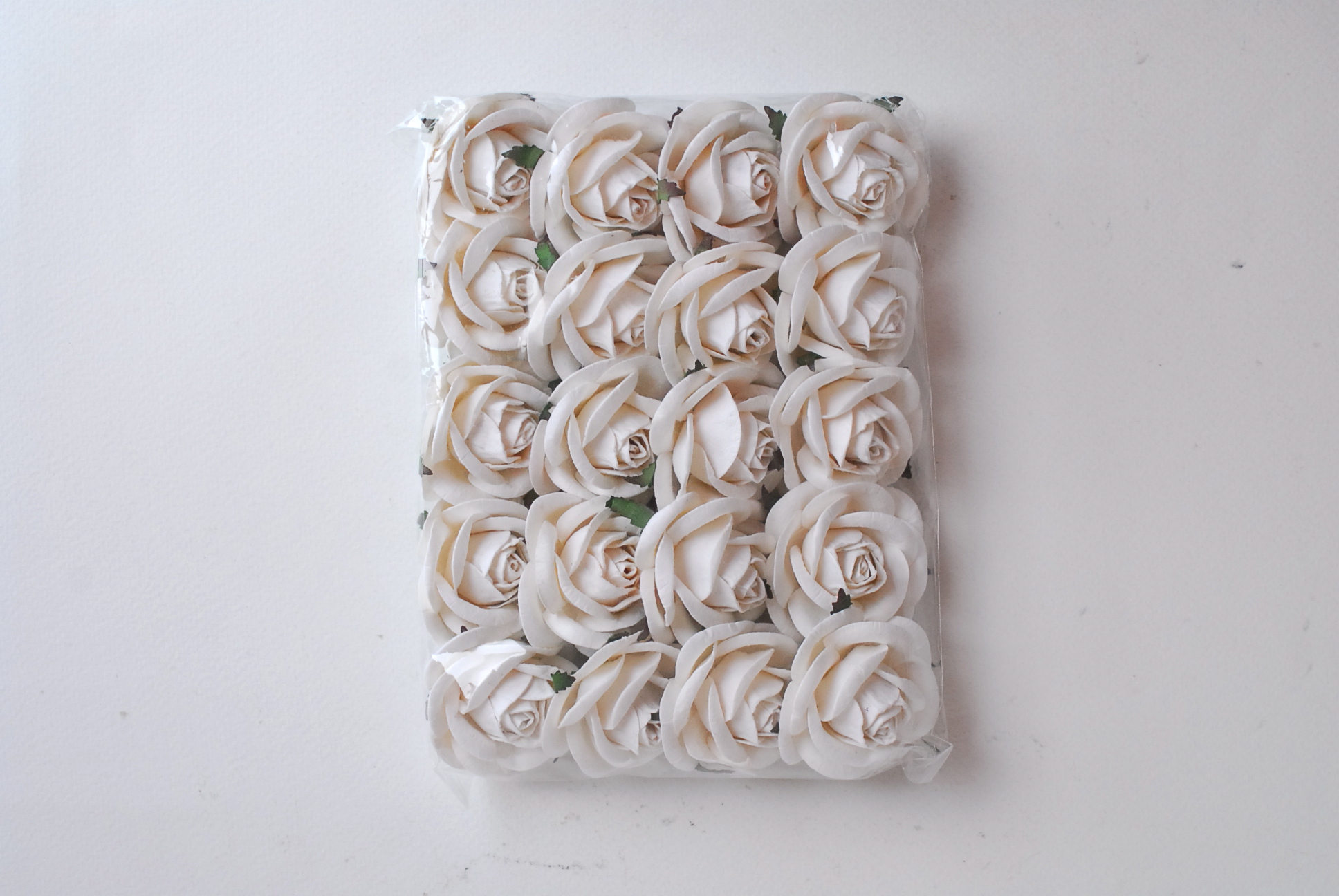 ดอกไม้กระดาษสา ดอกไม้กุหลาบประดิษฐ์ ดอกไม้ประดิษฐ์ งานแต่งงาน ตกแต่งของชำร่วย ขนา่ด 4.5 cm., สำหรับของชำร่วย, งานแต่งงาน,ของชำร่วย งานแต่งงาน สีขาว Paper flower,20 Pieces mulberry rose, 4.5 cm. white color.