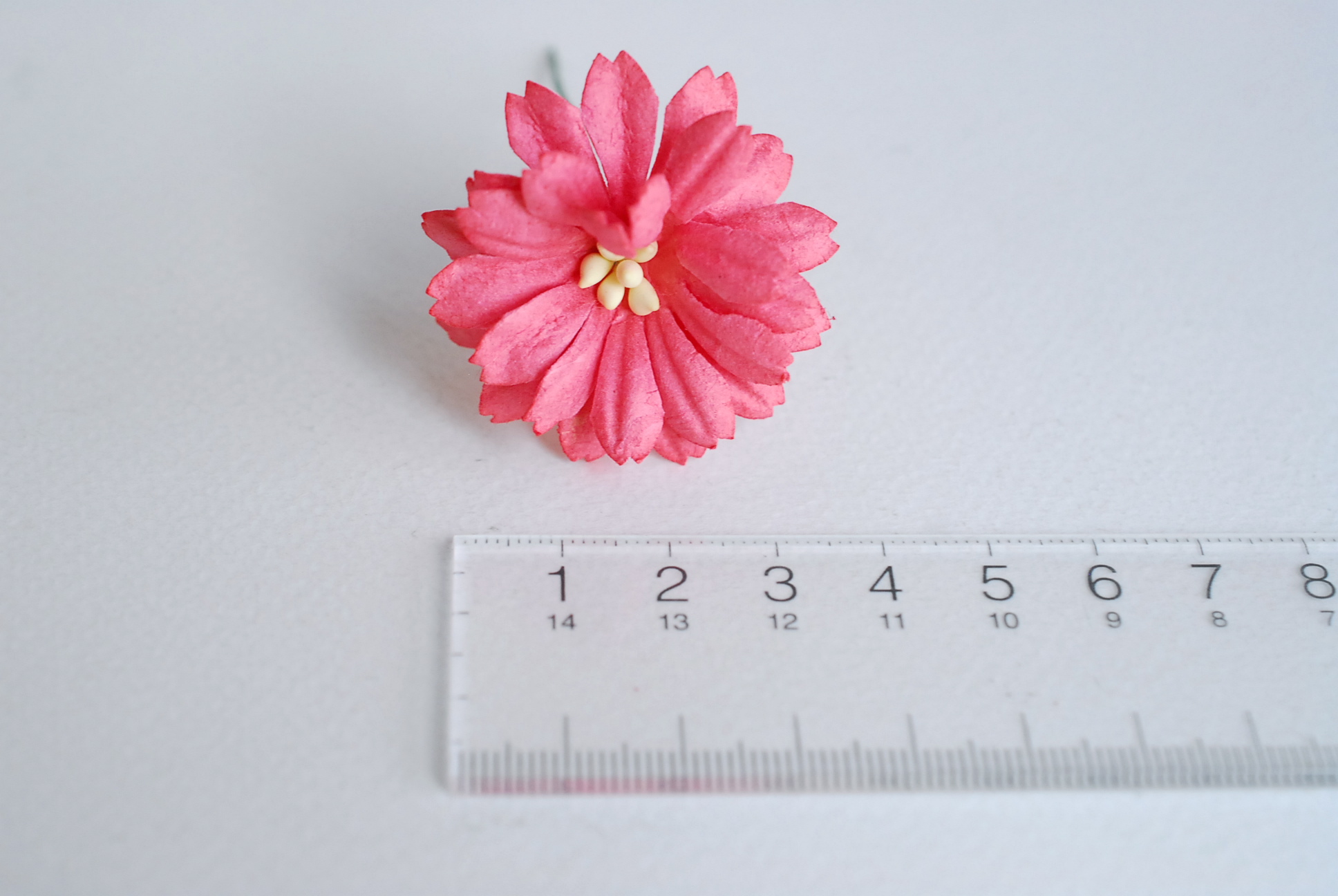 ดอกไม้กระดาษสา ดอกไม้ประดิษฐ์จากกระดาษสา ดอกเดซี่ ดอกไม้กระดาษสาขายส่ง ดอกไม้ประดิษฐ์ ดอกไม้ทำข้อมือเพื่อนเจ้าสาว ดอก daisy ขนาด 3.5 cm. จำนวน 25 ดอก สีชมพูแดง Paper Flower, 25 Daisy Flowers, size 4.5 cm., pink rouge color