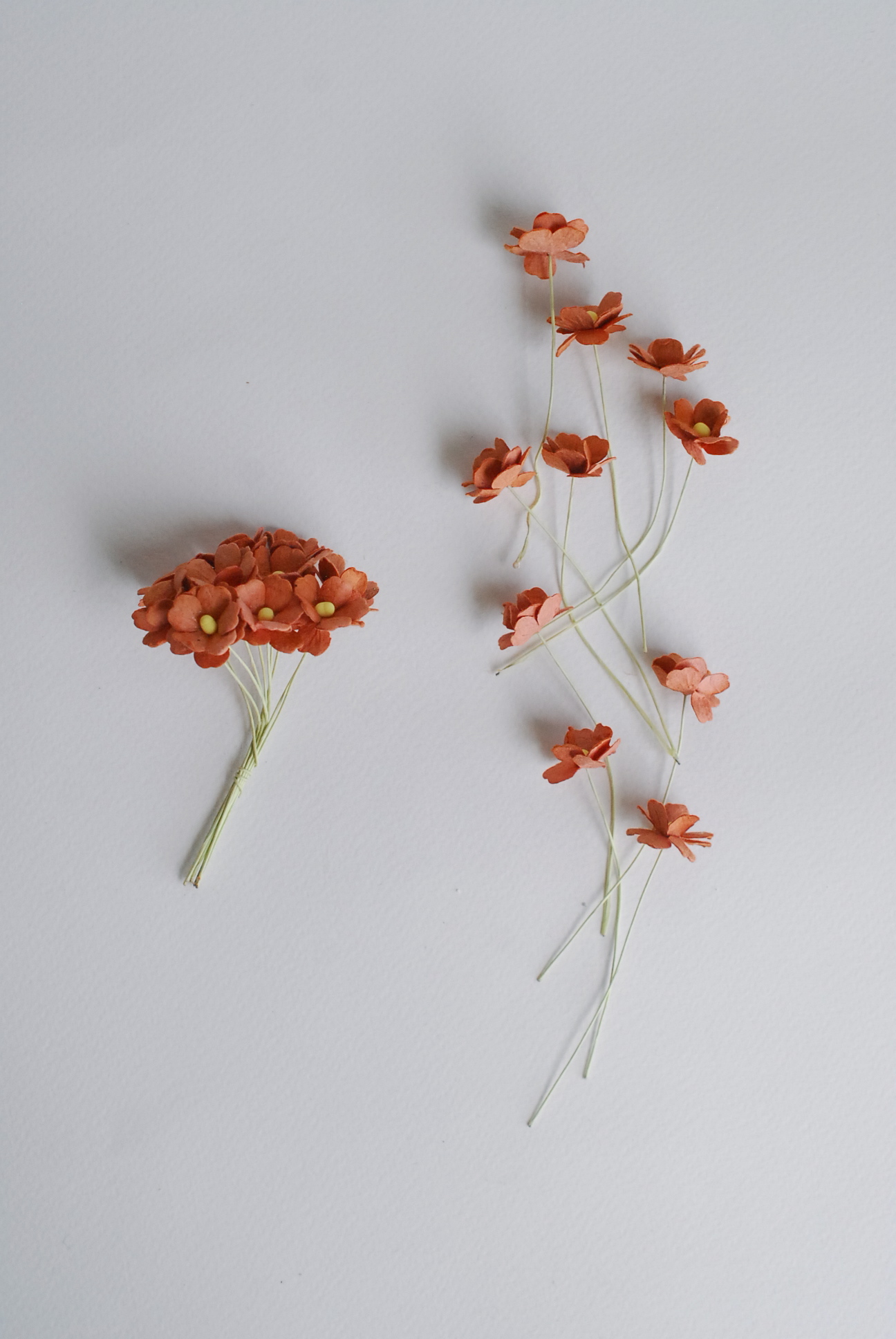 ดอกไม้กระดาษสา ราคาส่ง, ดอกไฮเดรนเยียกระดาษสา ดอกไม้ประดิษฐ์ ตกแต่งงานแต่งงาน ประดิษฐ์ข้อมือเพื่อนเจ้าสาว ขนา่ด 1.5 cm., สำหรับของชำร่วย, งานแต่งงาน, ดอกไม้ทำข้อมือเจ้าสาว สีน้ำตาล จำนวน 100 ดอก Paper flower,100 Pieces mulberry hydenyia brown color