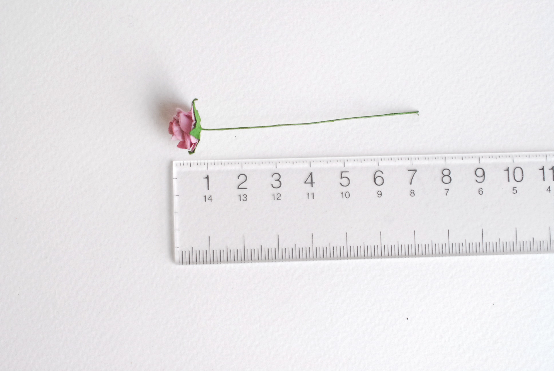 ดอกไม้กุหลาบกระดาษ ดอกไม้กระดาษสา, ดอกกุหลาบจิ๋ว, ดอกไม้กระดาษสาขายส่ง สีชมพูม่วง ขนาด 1.5 cm. จำนวน 100 ดอก Paper Flowers size 1.5 cm., mini roses pink purple color, 100 pcs.